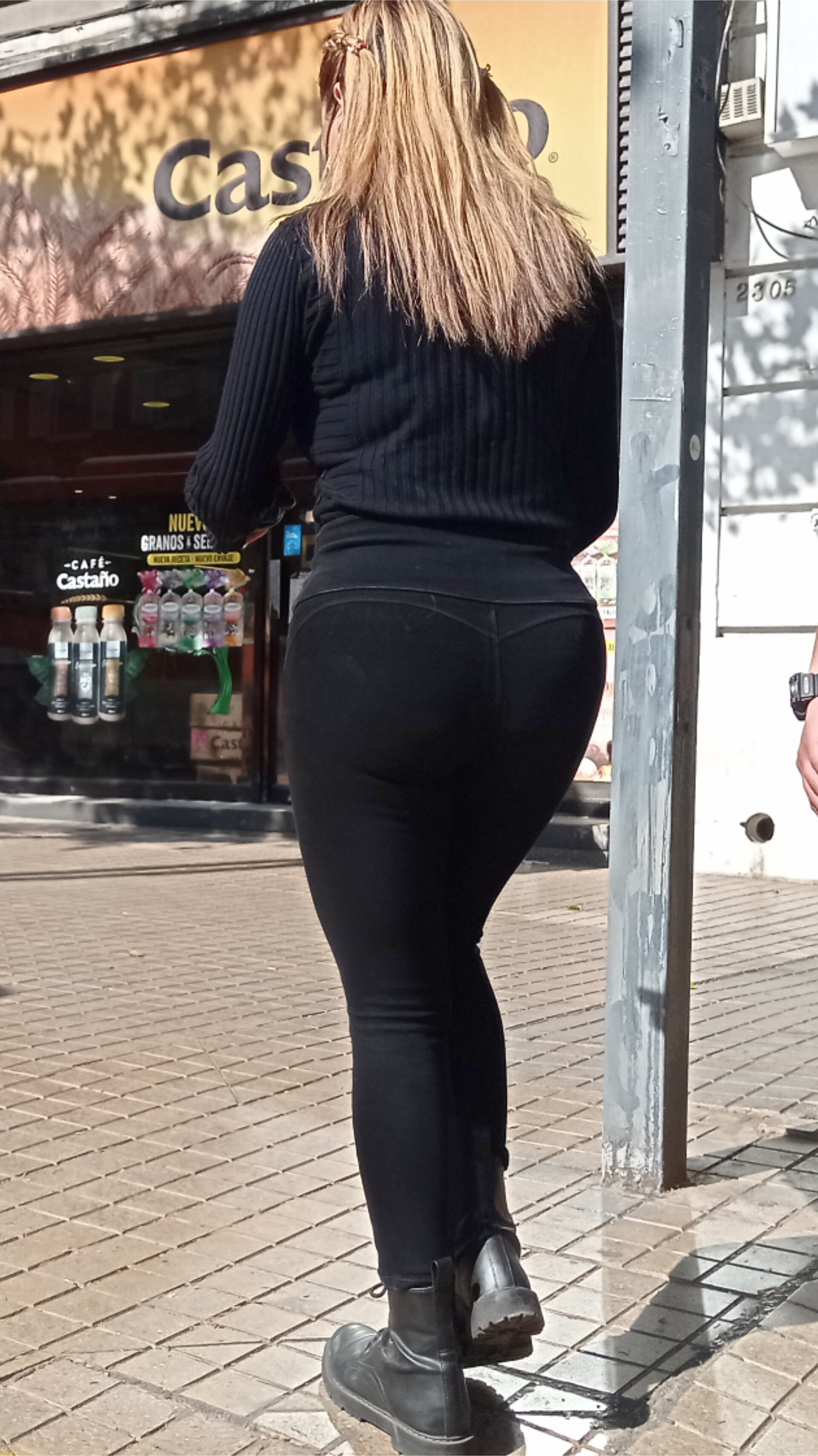 Rubia Culona Perfect Bubble Butt in Black Leggings, or jeans? what do ...