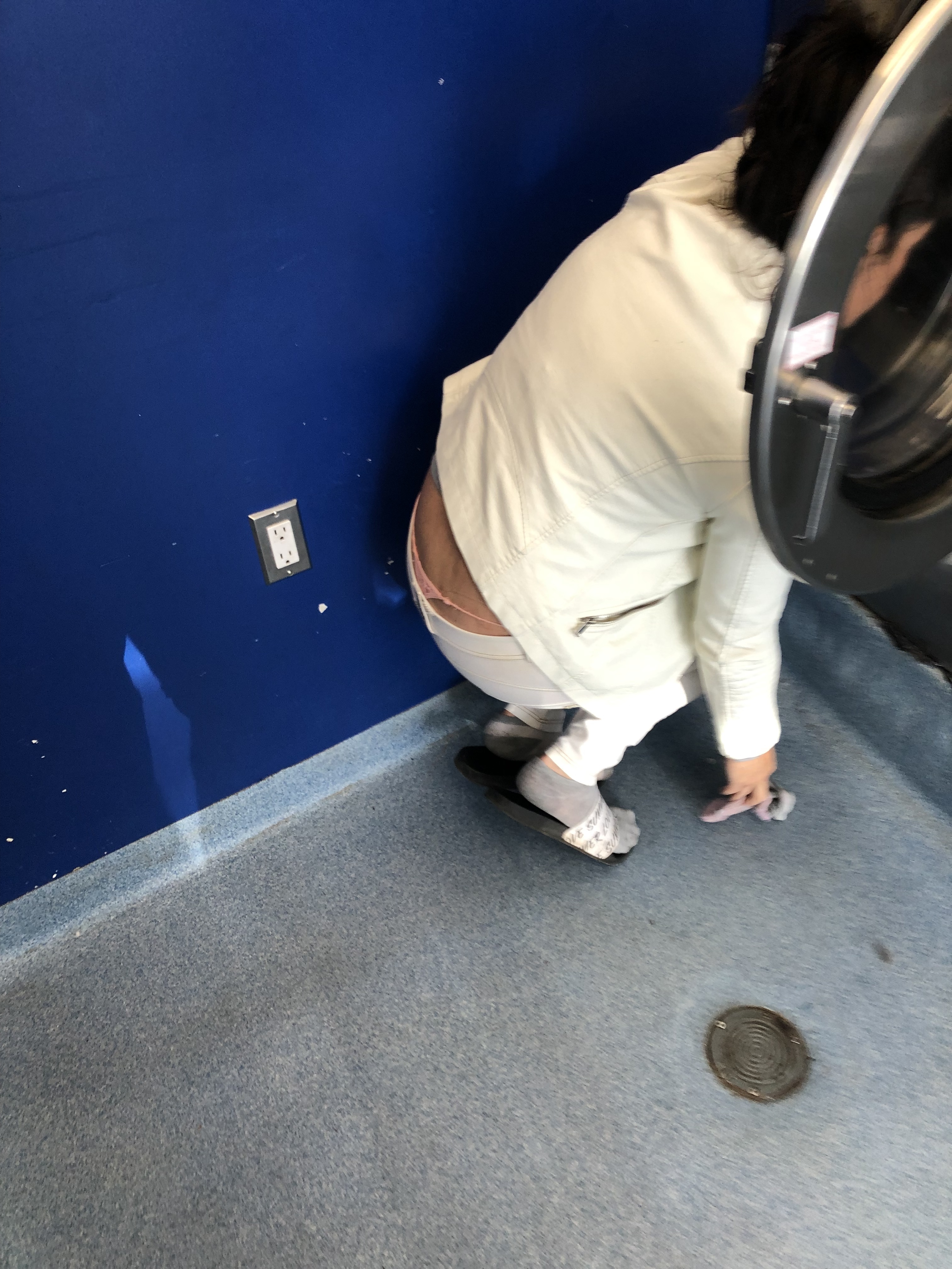 Whale tail at the laundromat - Tight Jeans - Forum