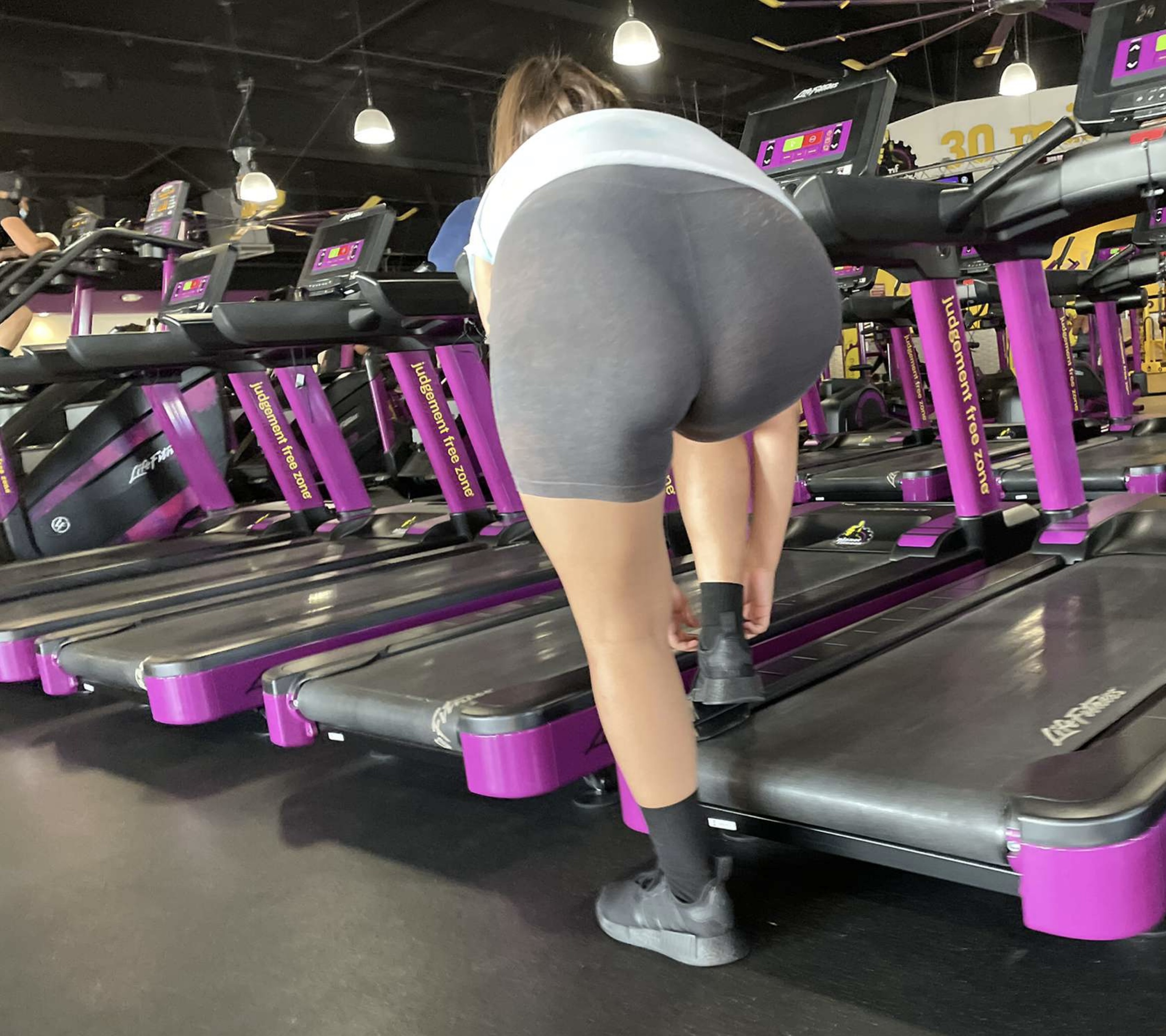 Fapwall on X: 2 months ago you encouraged me to wear this leggings to the  gym. I did it and 2 guys asked me for my number. Would you asked too? (via
