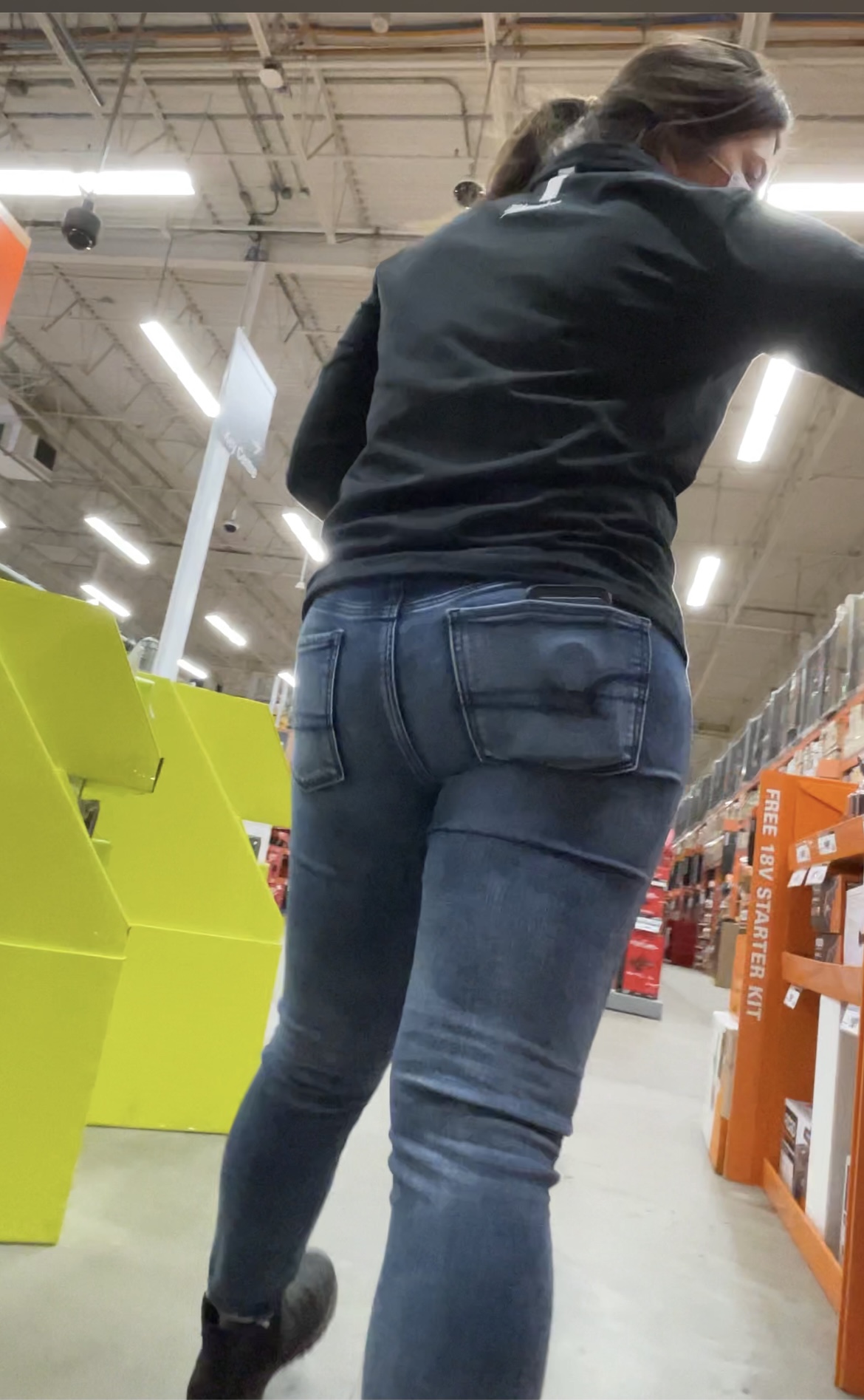 Girl fills her jeans at HD - Tight Jeans - Forum
