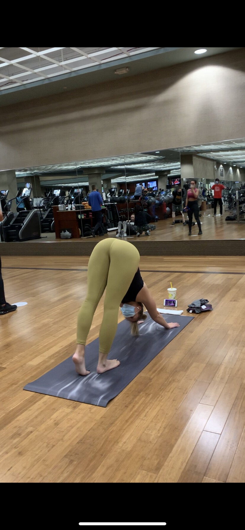 Yoga ass in yellow leggings at gym,OC - Forum