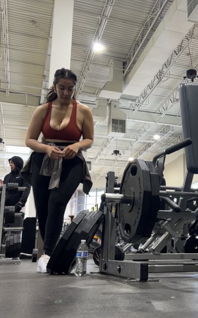 Big tits spewing out at gym😍 - boobs - Forum
