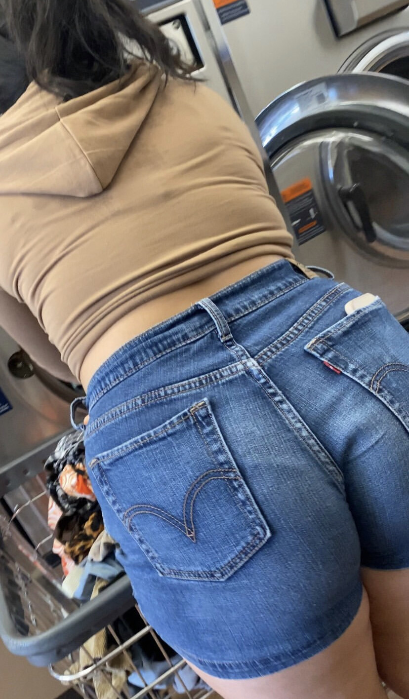 TEEN in short shorts w VPL wedgie bending over!😋😘 (Pt.2) - Short Shorts  & Volleyball - Forum