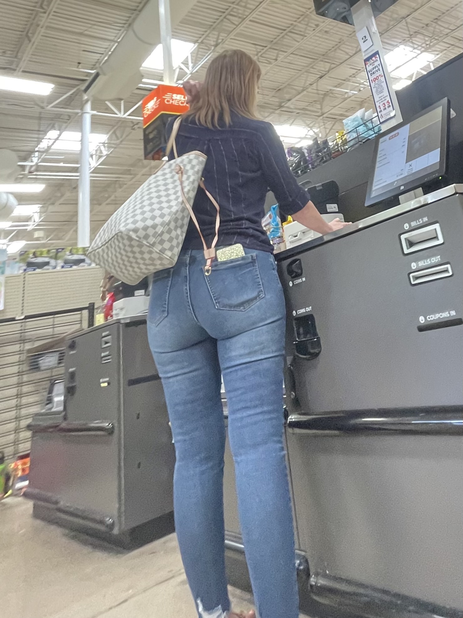 Brunette Milf w/ an absolute dumptruck😳 - Tight Jeans - Forum