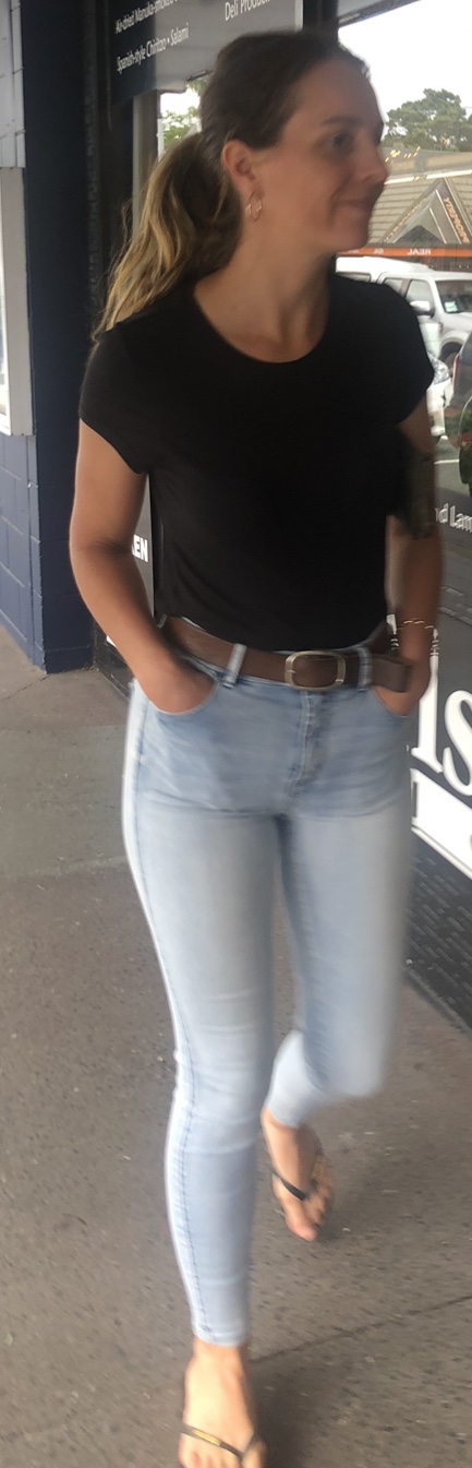 Hottie out for a stroll - Tight Jeans - Forum