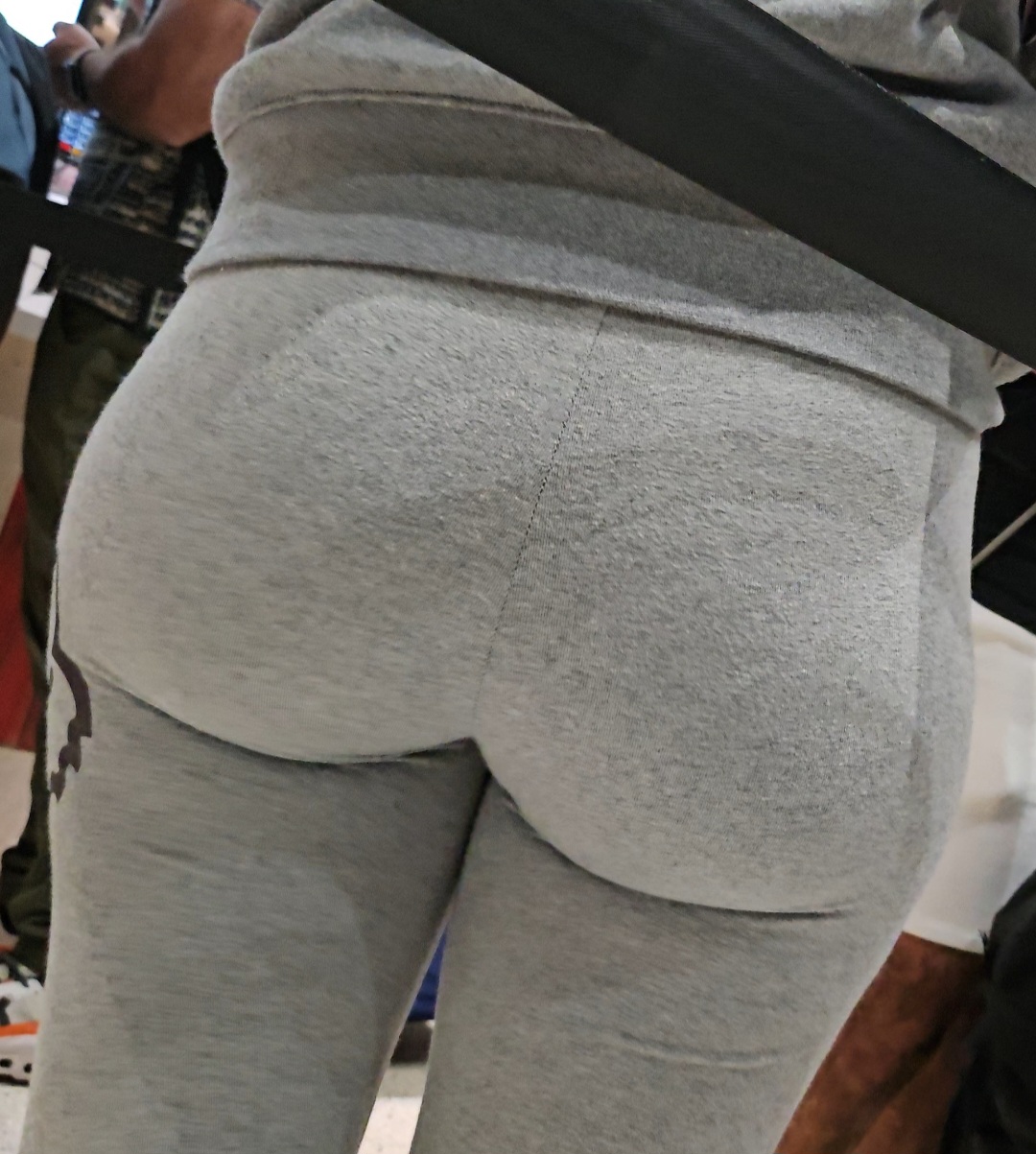 Butt over back. Butt over back. Buttocks workout. Мостик в лосинах. Butt over back.