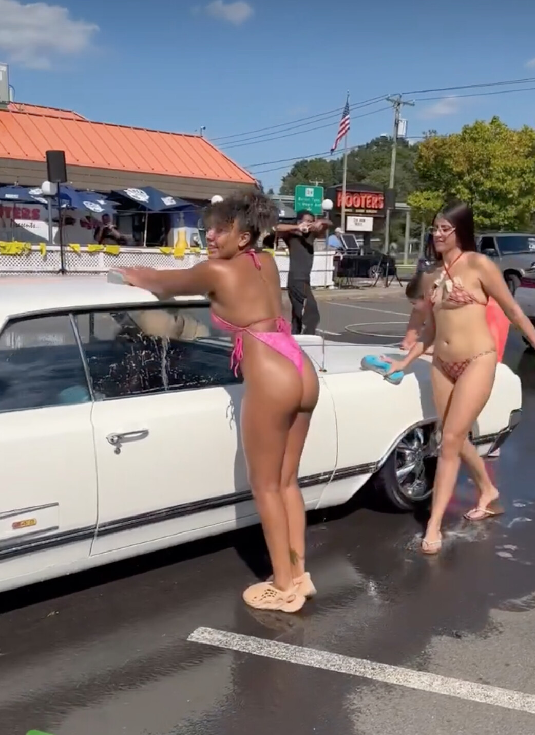 omg hooters had a carwash! 
