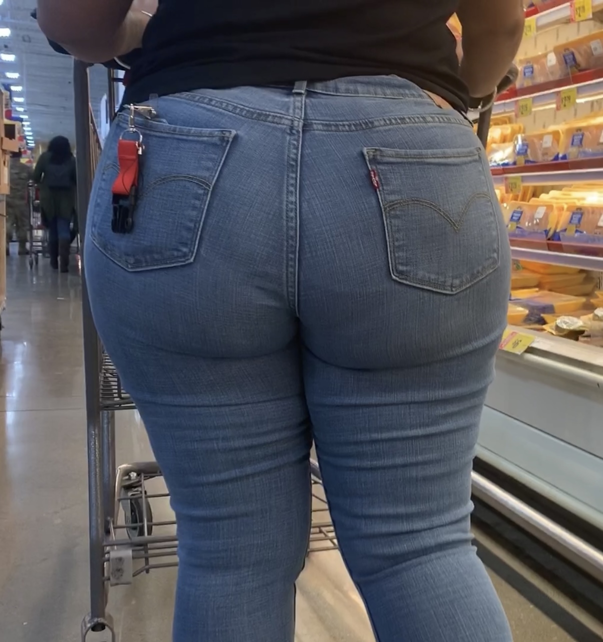 PHAT BOOTY MILF IN LEVI JEANS! - Tight Jeans - Forum