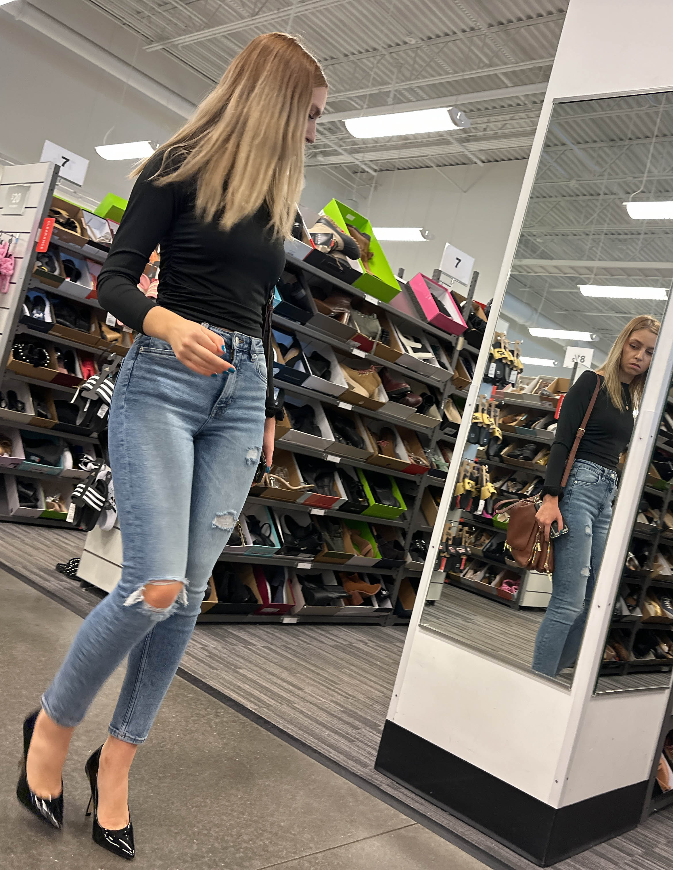 Blond with hot legs in tight Jeans looking for heels - Tight Jeans - Forum