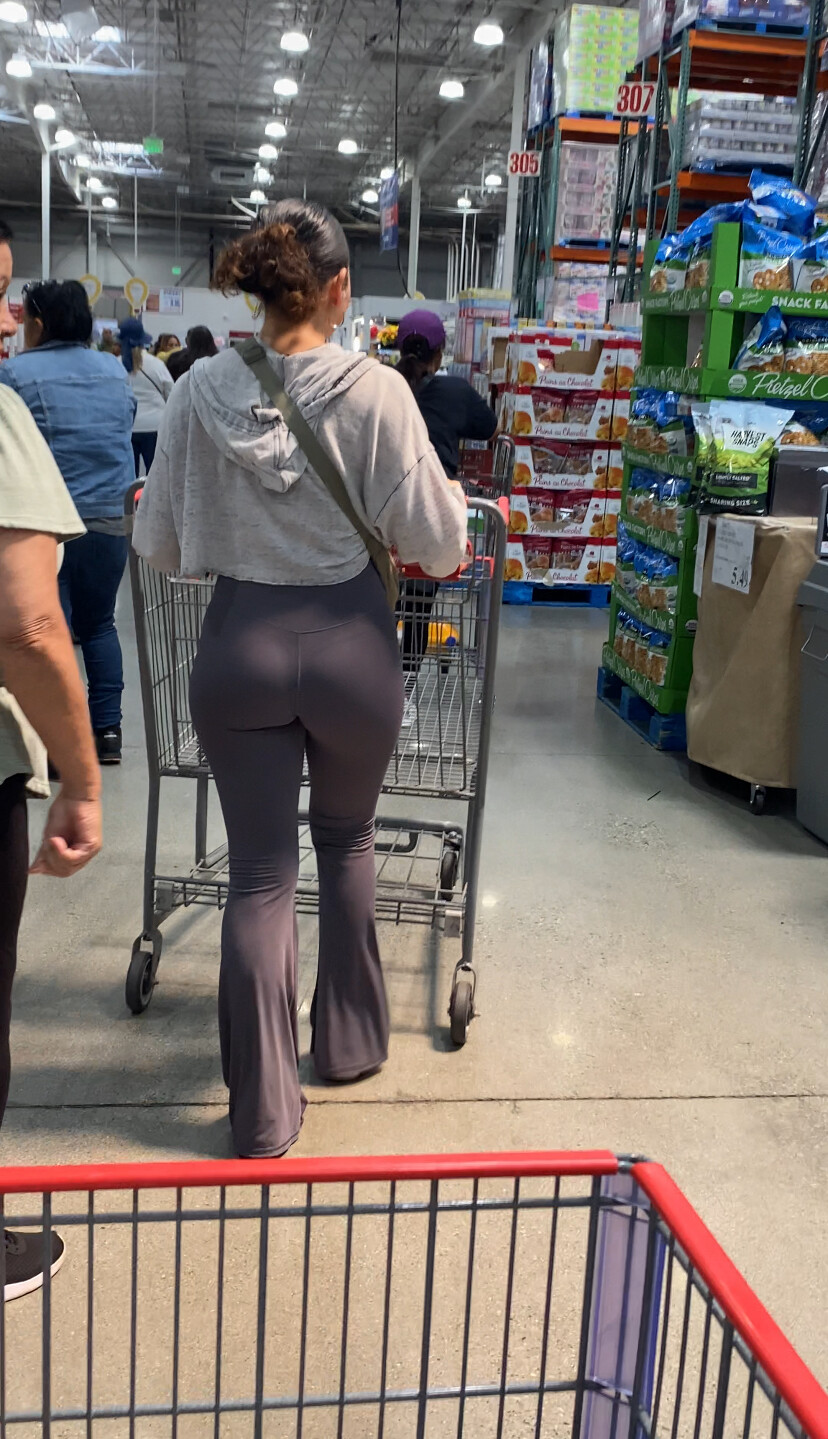 Baddie in gray flared leggings+slight VPL - Spandex, Leggings & Yoga ...