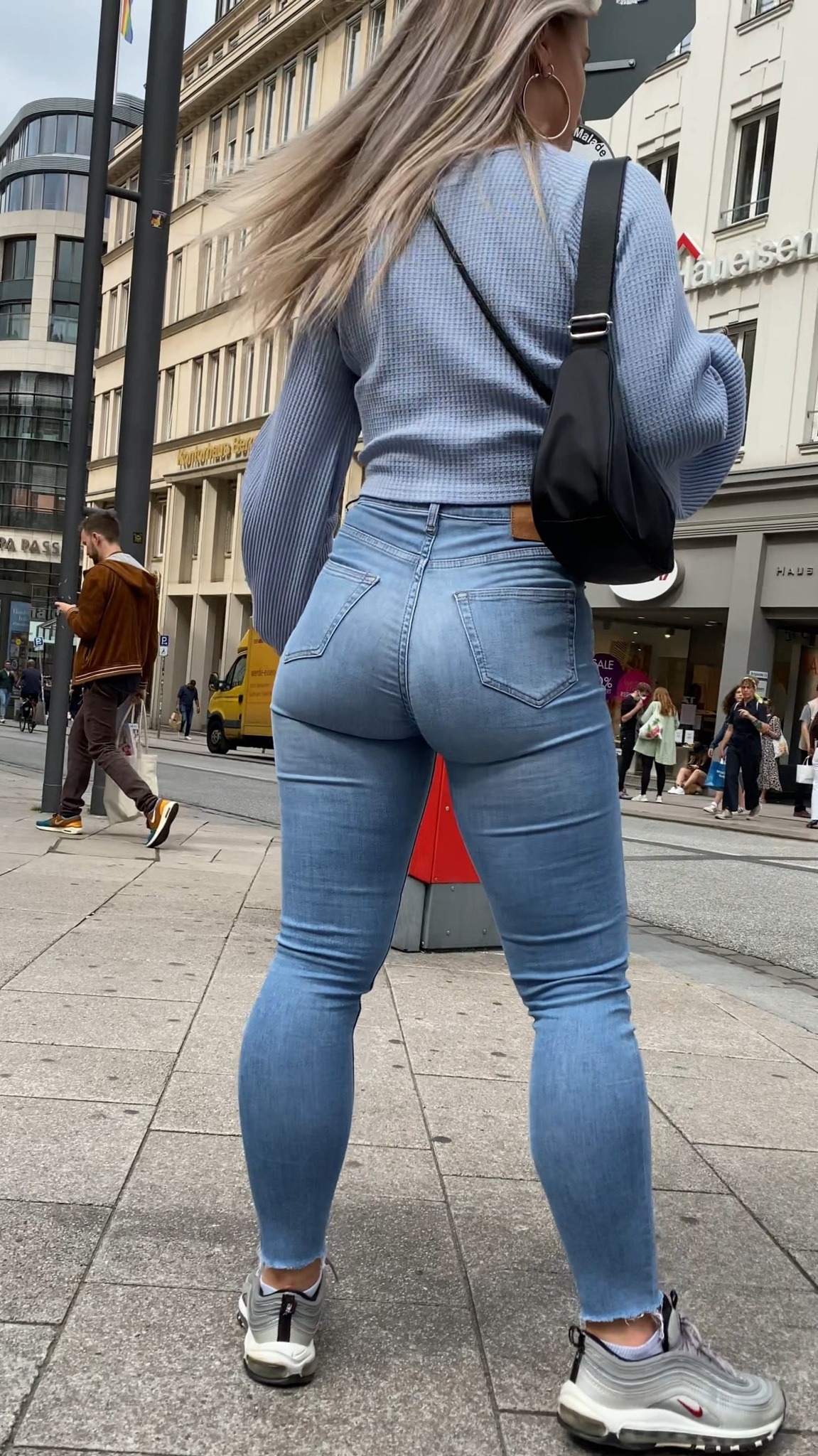 Pawg в джинсах. Маленький попец в обтяжку. Butt first. Pawg в джинсах. Девушки в леггинсах в магазине.