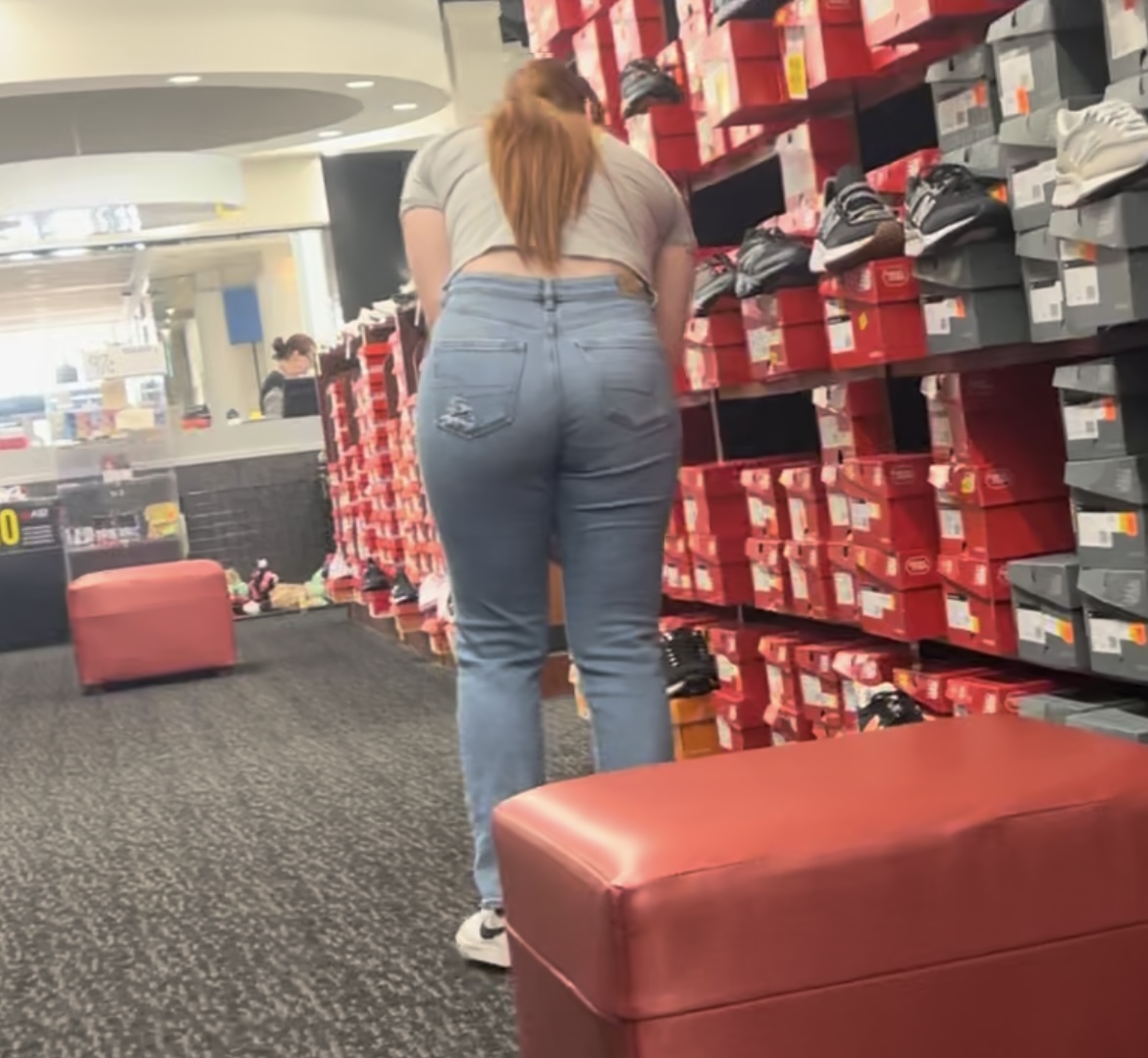 PAWG Redhead Worker 🍑 - Tight Jeans - Forum