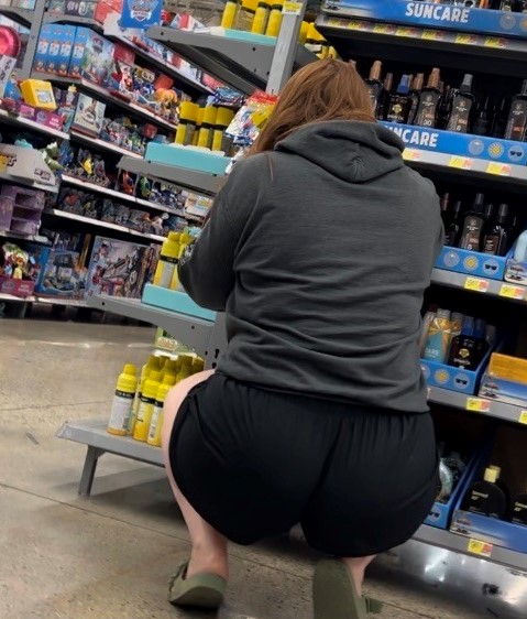 (NOT OC) Candid booty squatting n walking - Short Shorts & Volleyball