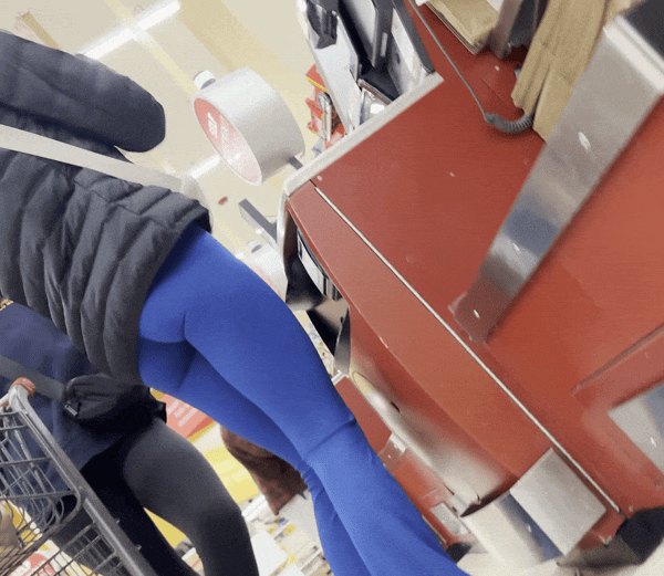blueleggingshottiegroceryshopping2