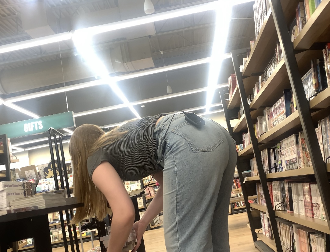 Bookstore Cutie Bends Over for Me (Cameltoe in Jeans) - Tight Jeans - Forum