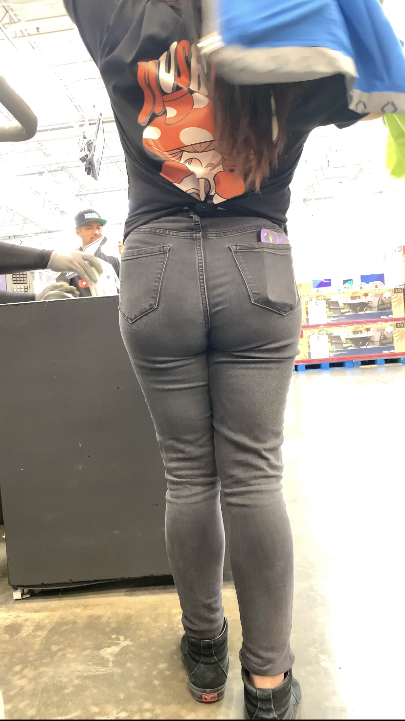 Latina Emo Geek with a nice BUTT - Tight Jeans - Forum