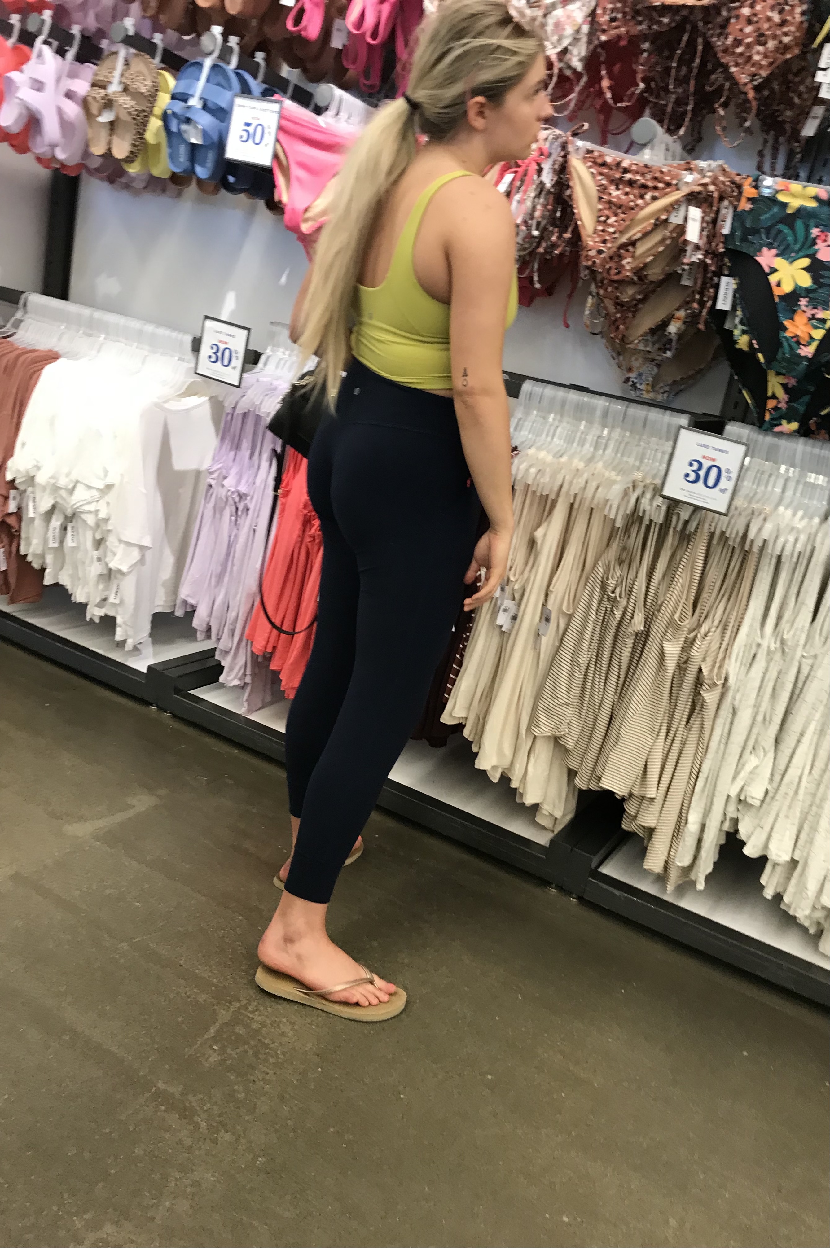 Lu Lu Lemon blonde going bikini shopping - Spandex, Leggings & Yoga Pants -  Forum