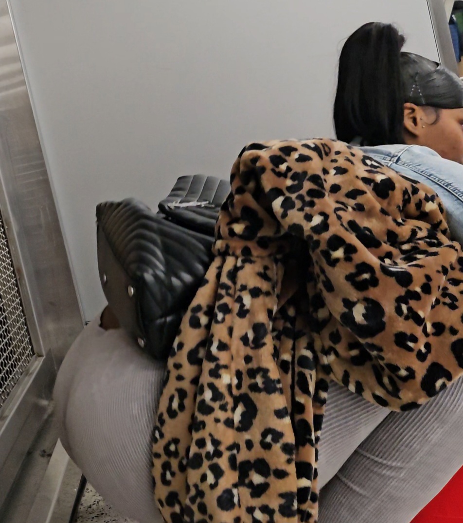 Ebony booty grey leggings Part 2 (GIF)(jiggly)(bending) - Forum