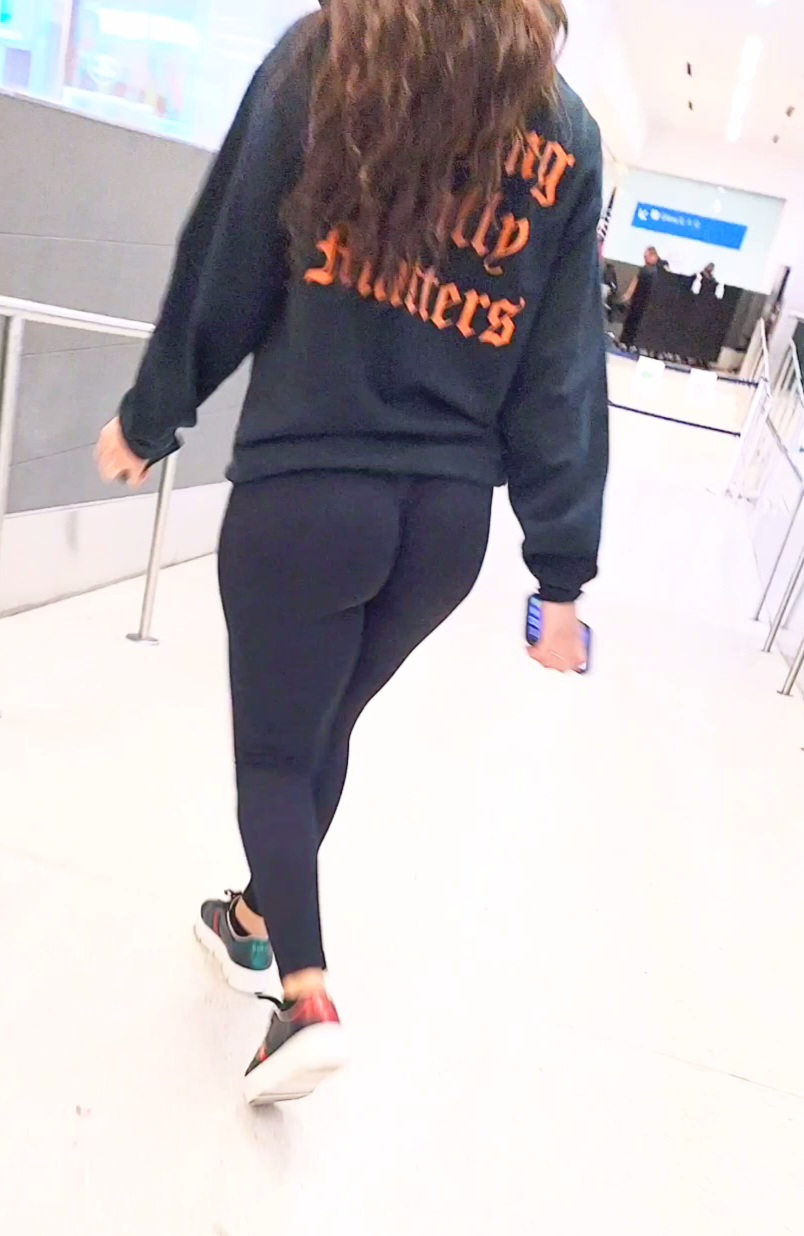 Sexy wedgie black leggings at the airport VIDEO! - Spandex