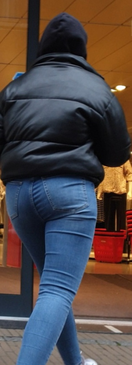 Girl With A Tight Ass Pulling Up Her Jeans Constantly Tight Jeans Forum 2785