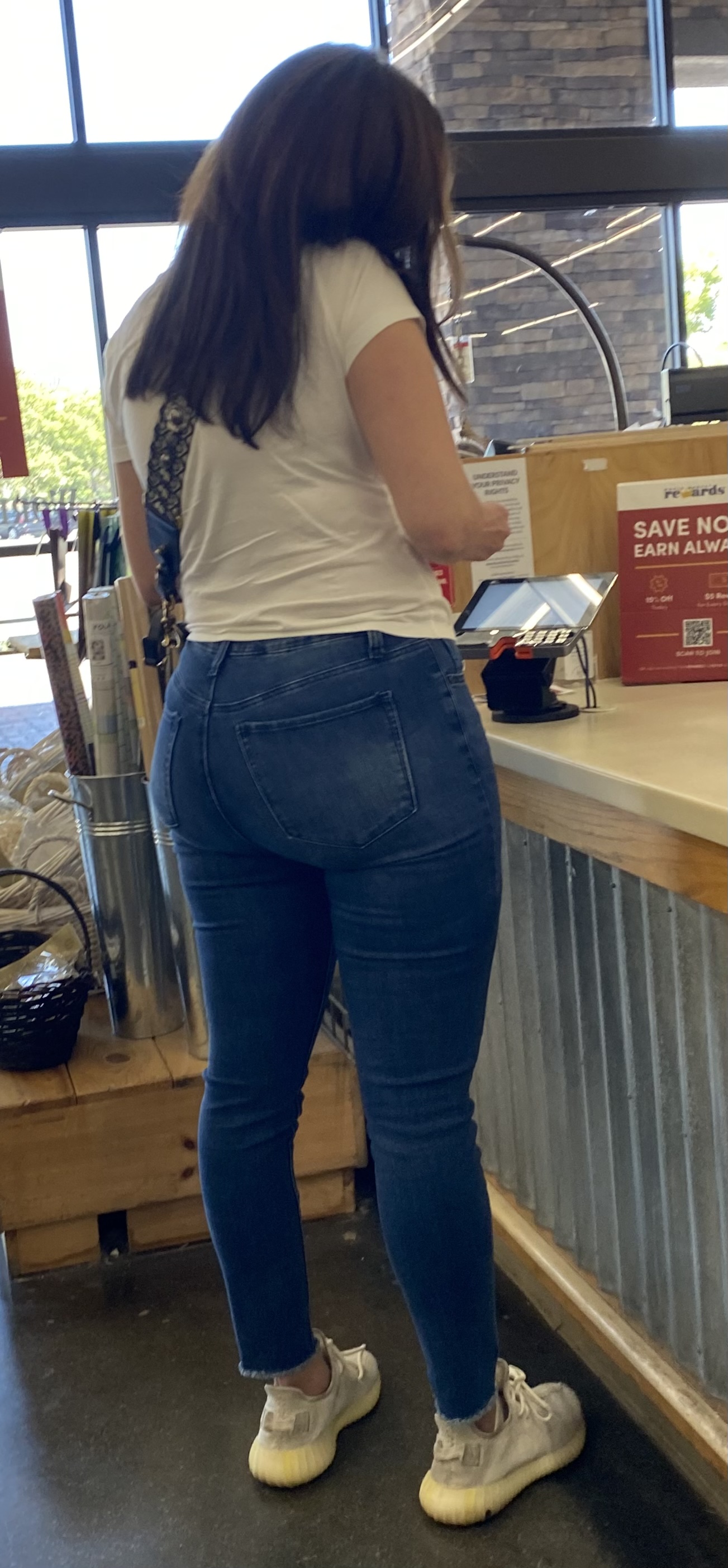 Massive ass on Latina milf - Tight Jeans - Forum