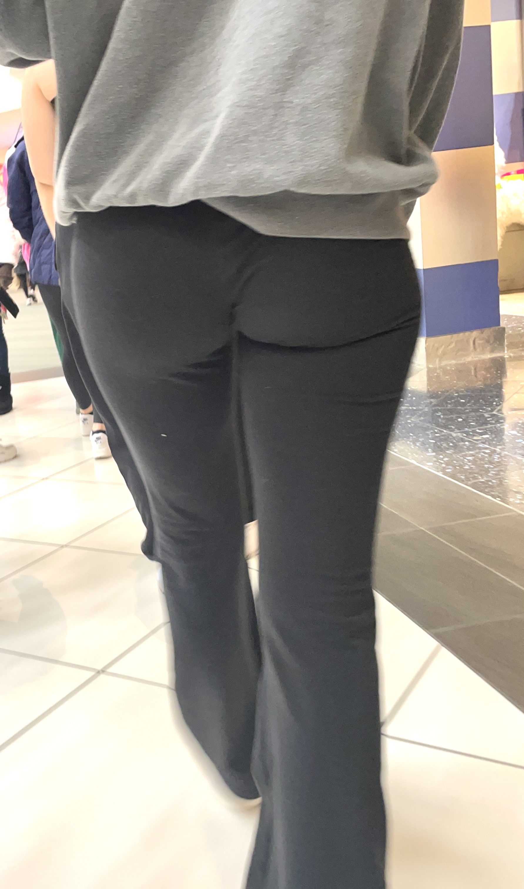 Cute Butt in Mall - Spandex, Leggings & Yoga Pants - Forum