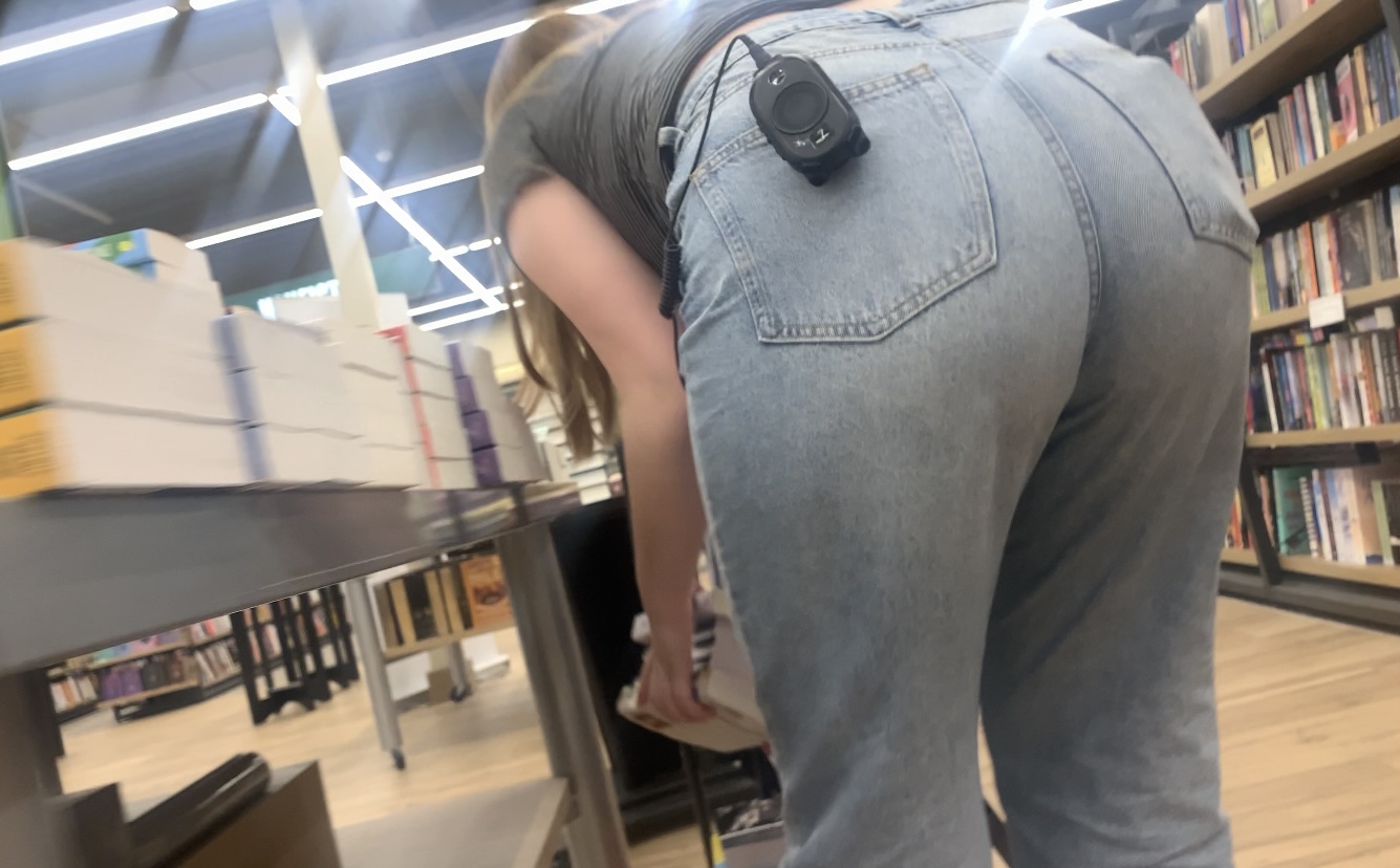 Bookstore Cutie Bends Over for Me (Cameltoe in Jeans) - Tight Jeans - Forum