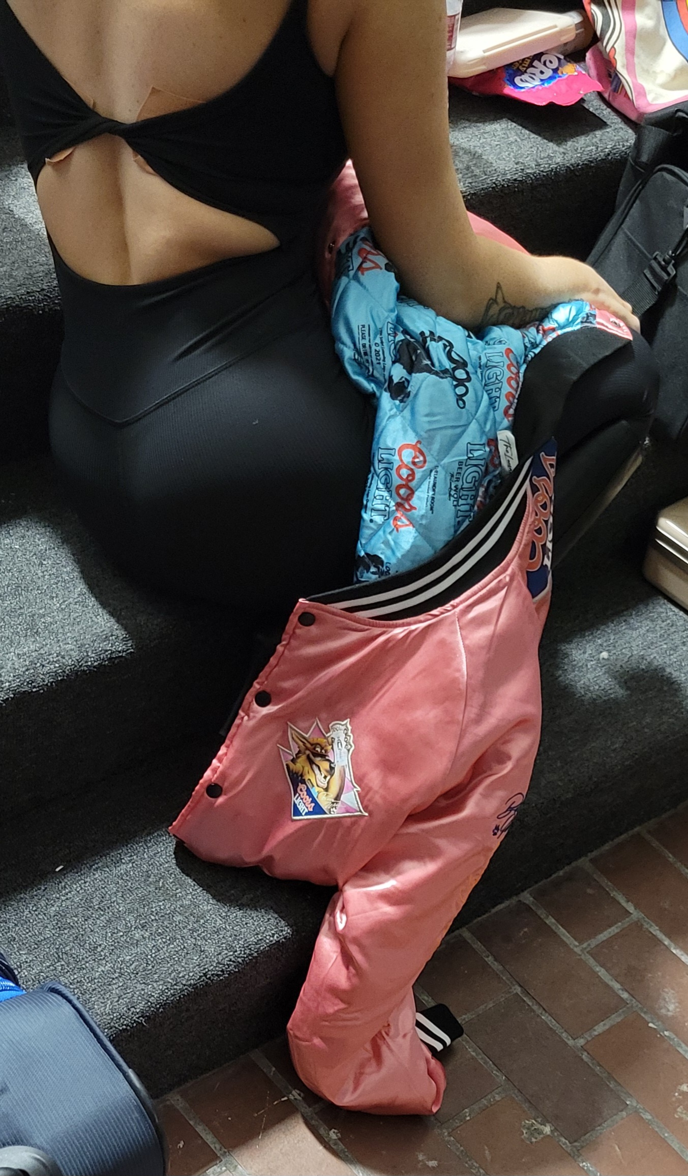 Milf Sitting Down, Back Turned, Ass Showing 👀 - Spandex, Leggings & Yoga  Pants - Forum