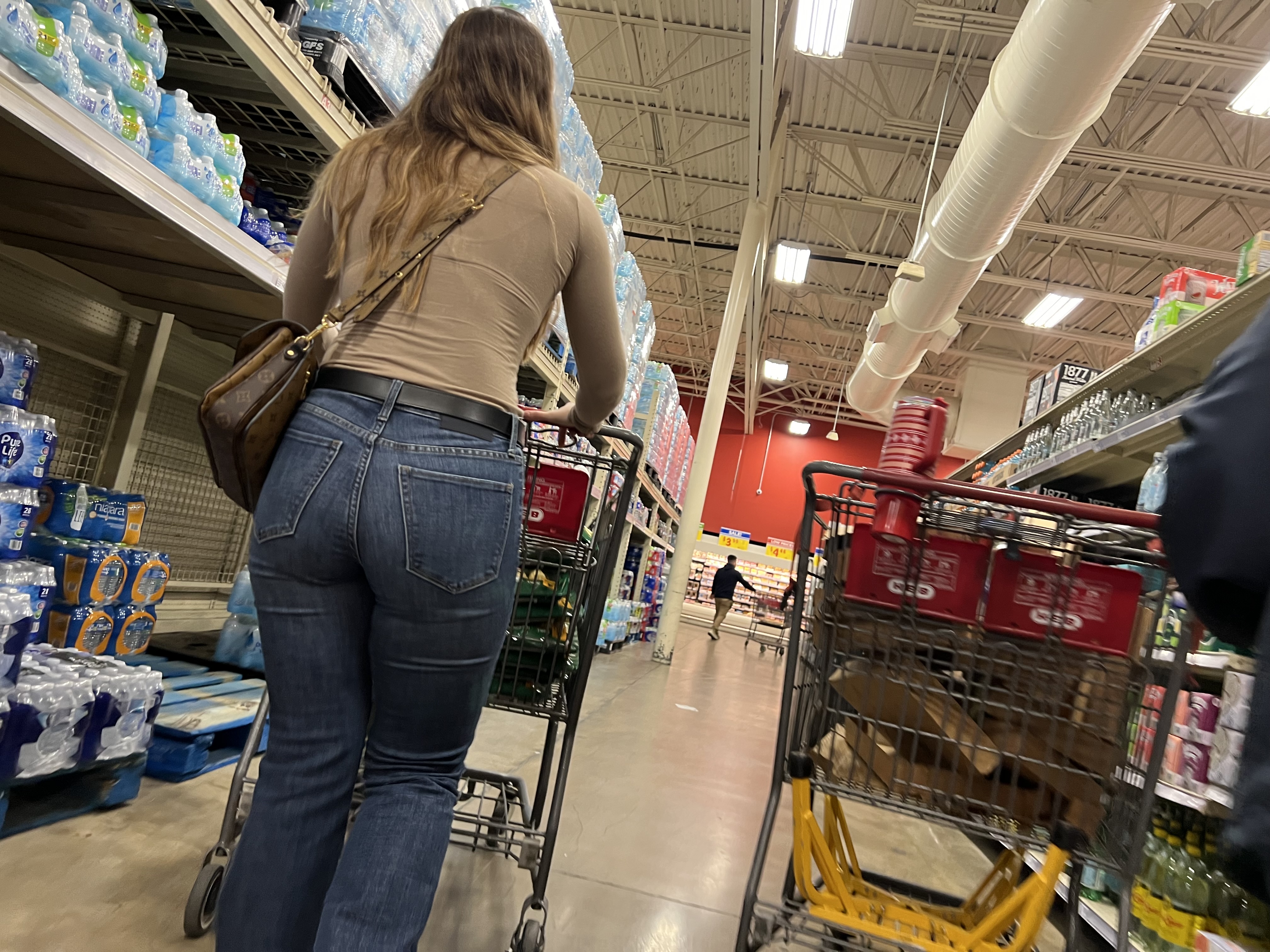 Beautiful booty light skinned Latina milf - Tight Jeans - Forum