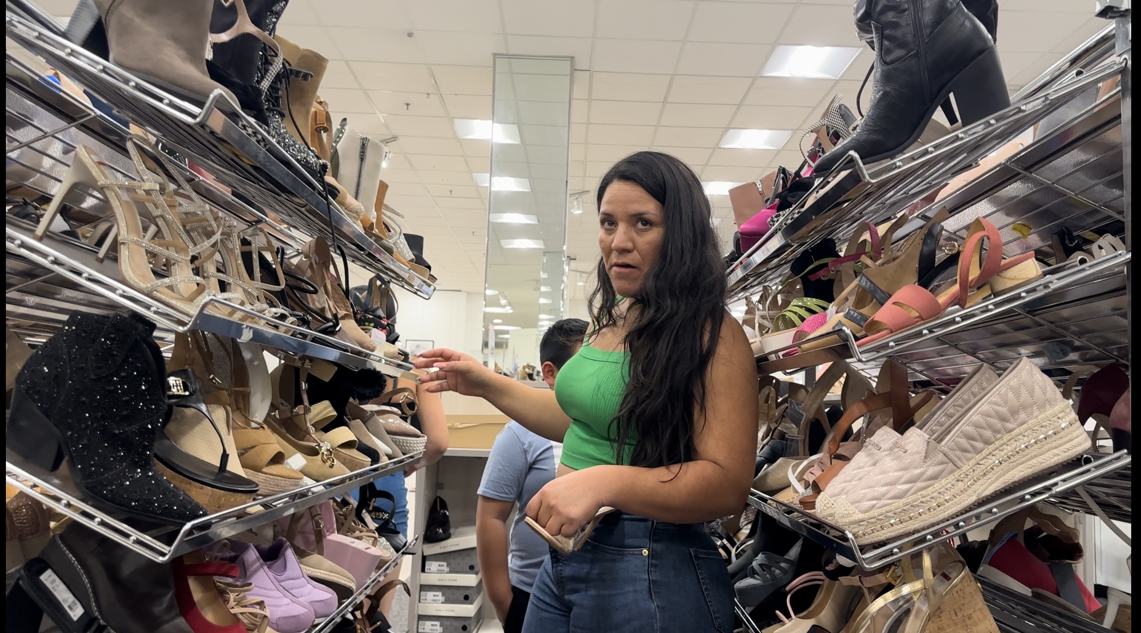 Thick Latina milf shopping - Tight Jeans - Forum