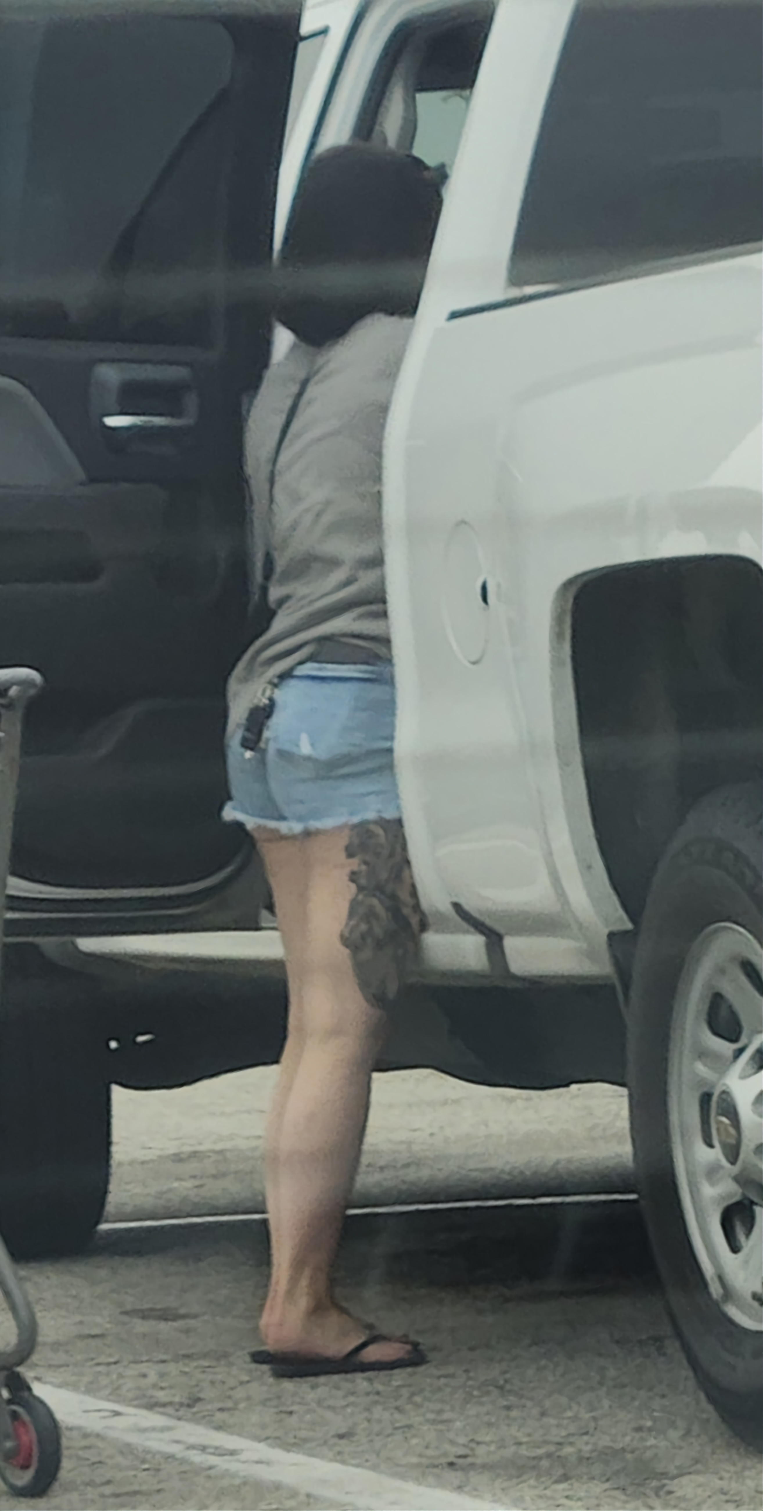 tatted-milf-in-shorts-at-the-parking-lot-short-shorts-volleyball