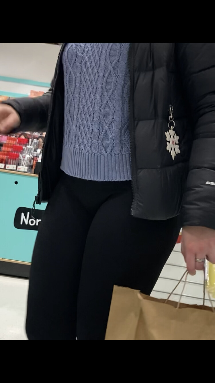 Sexy leggings at the mall Spandex, Leggings & Yoga Pants Forum