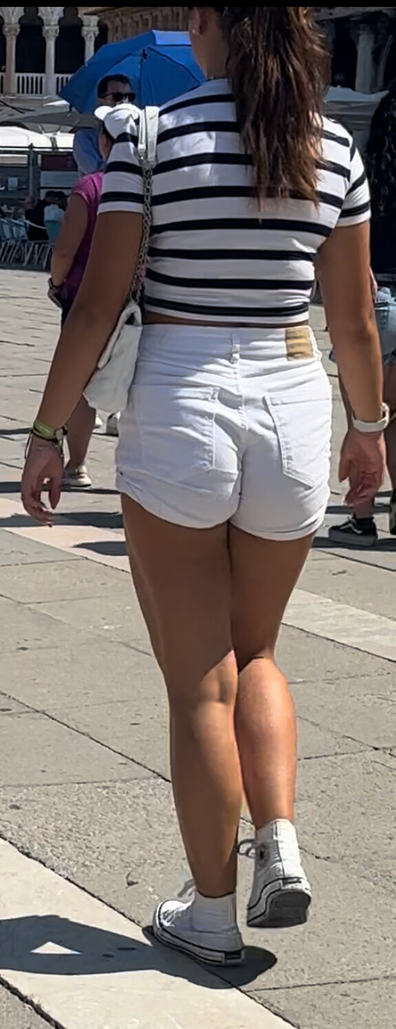 Cute tourist girl in white shorts with sexy ass jiggle (gif) - Short