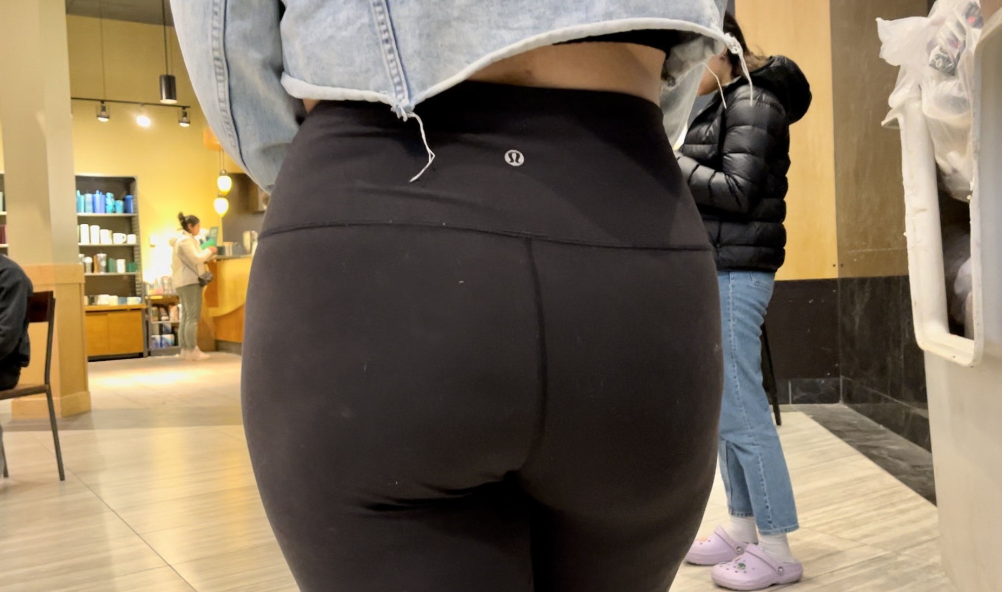 2 booties in leggings waiting at the Starbucks line + extra booties -  Spandex, Leggings & Yoga Pants - Forum