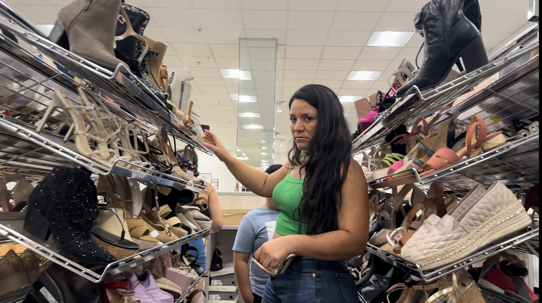 Thick Latina milf shopping - Tight Jeans - Forum