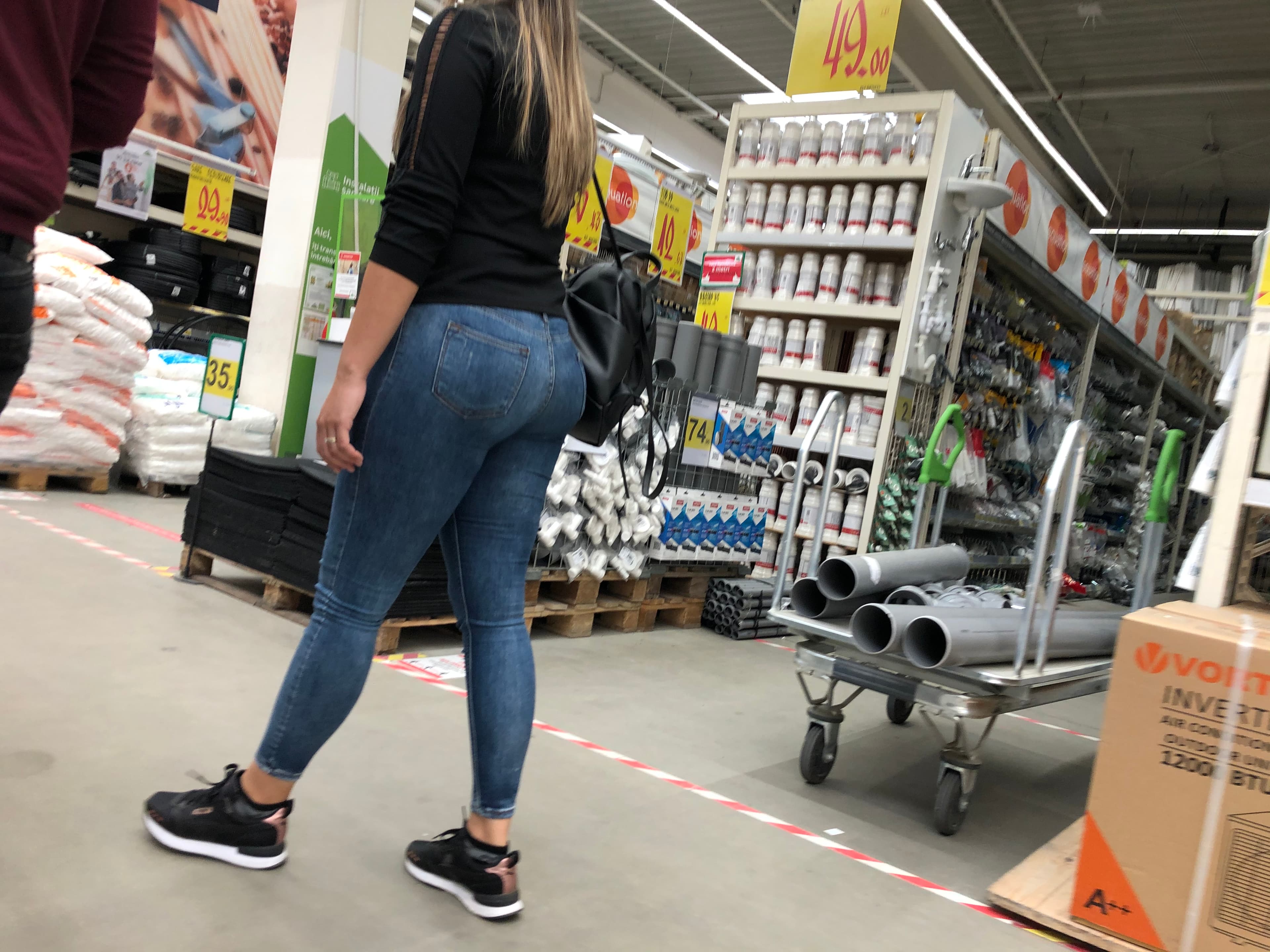 Relaxed blonde parading around that small waist and big booty... delicious!  - Tight Jeans - Forum