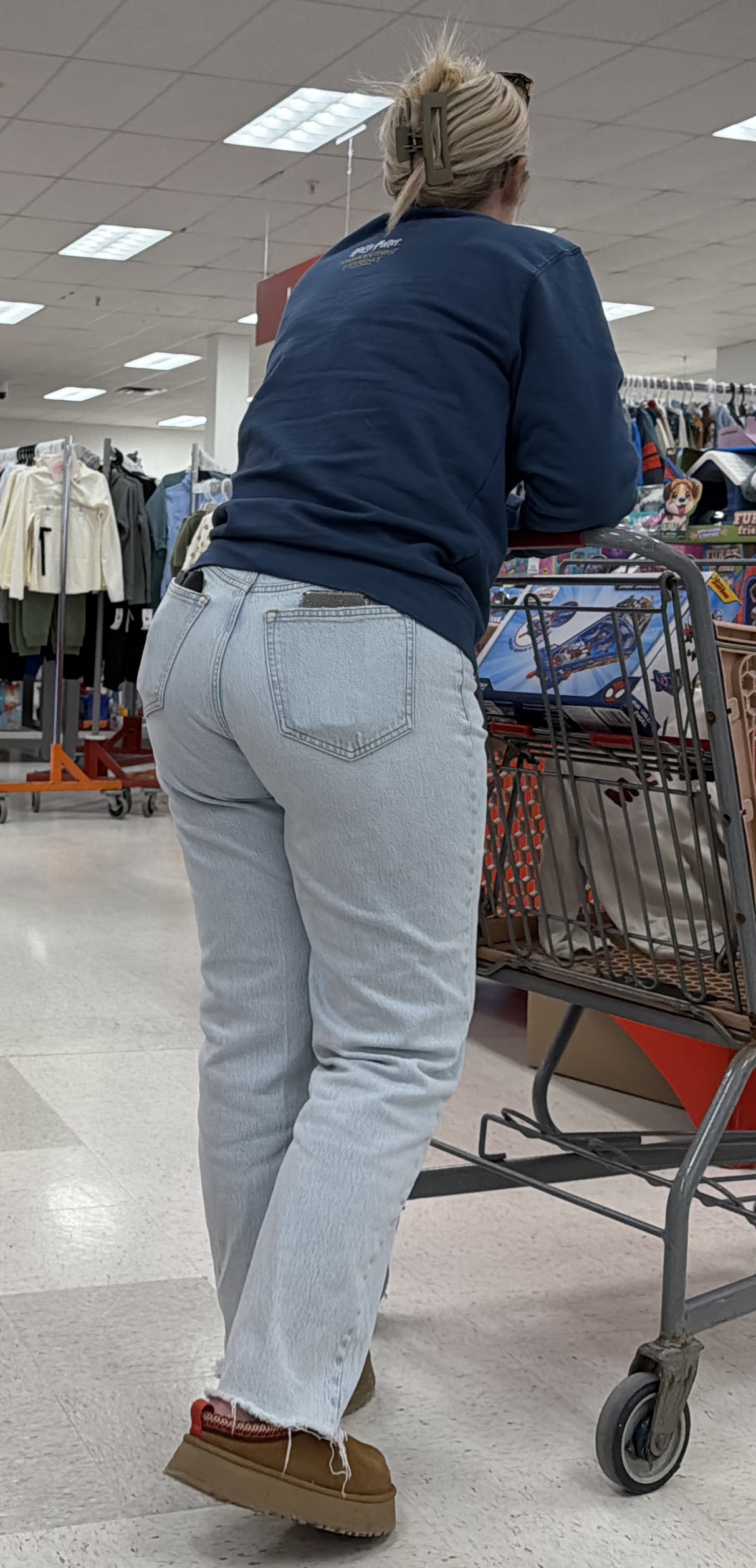 MILF IN JEANS SHOPPING. 🤤 - Tight Jeans - Forum