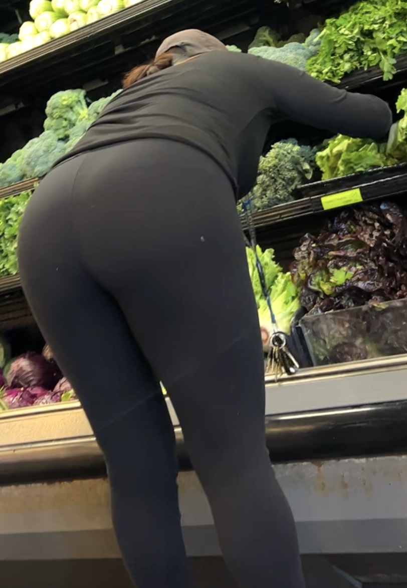 Latina in leggings, thick booty, bending over (faceshot, video, VPL) -  Spandex, Leggings & Yoga Pants - Forum