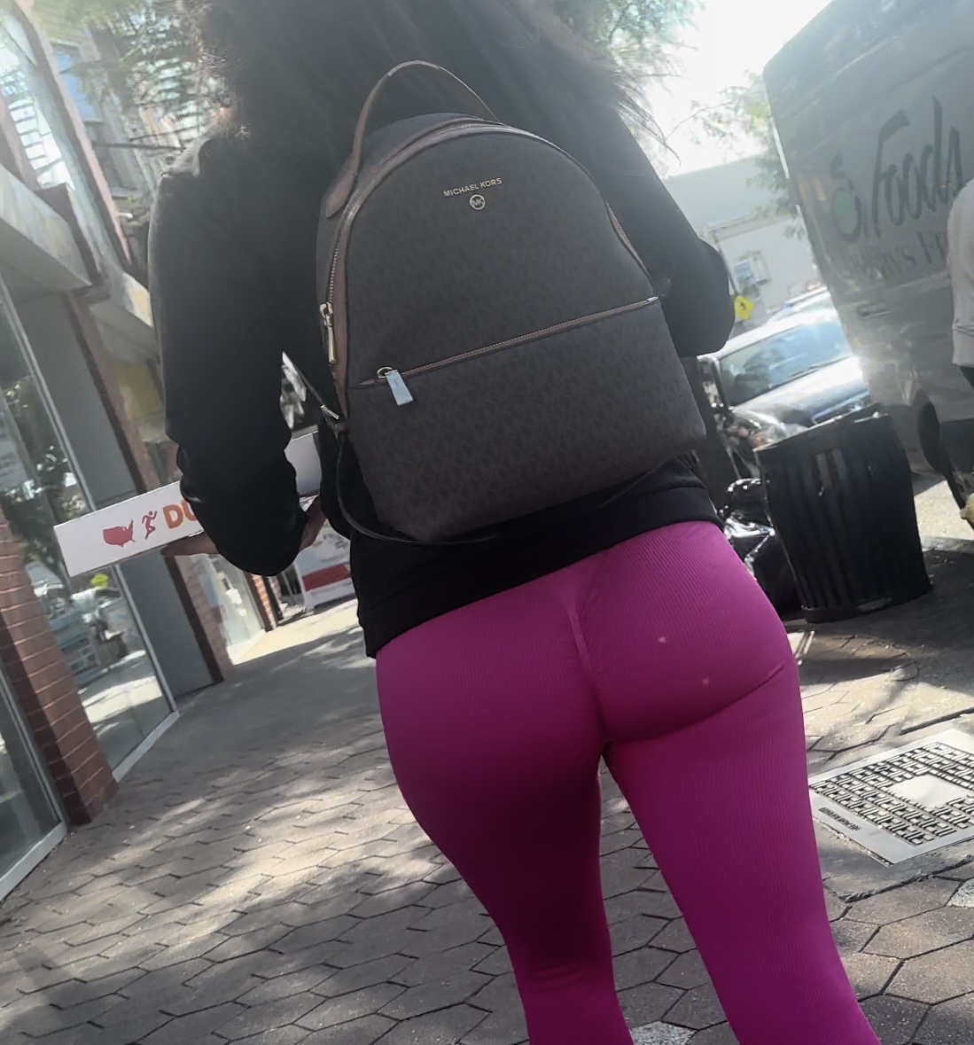 Jiggly Buttle butt in bright pink gym leggings 