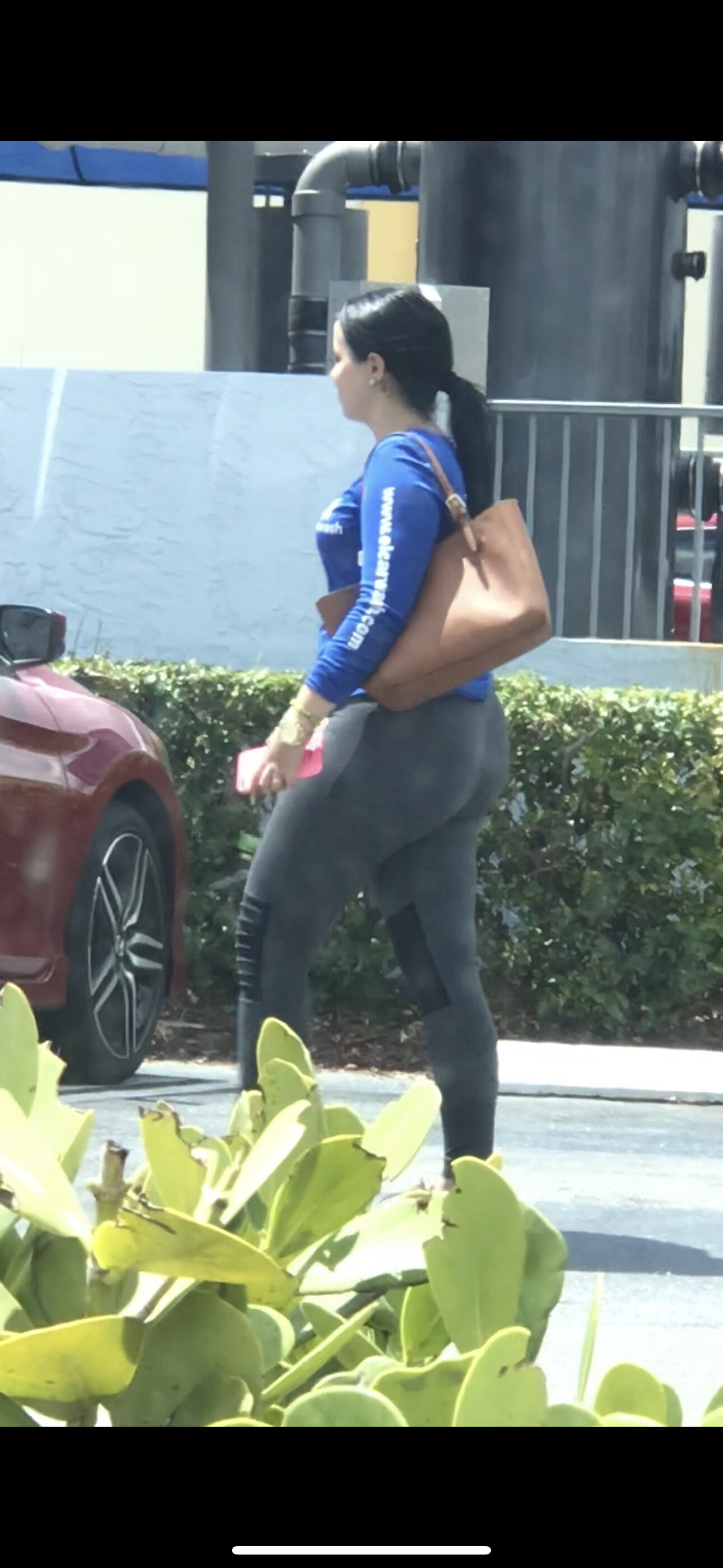 Latina carwash worker thick spandex leggings yoga pants forum