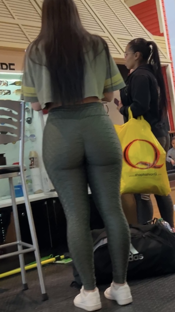 Latina Ass in leggings - Spandex, Leggings & Yoga Pants - Forum