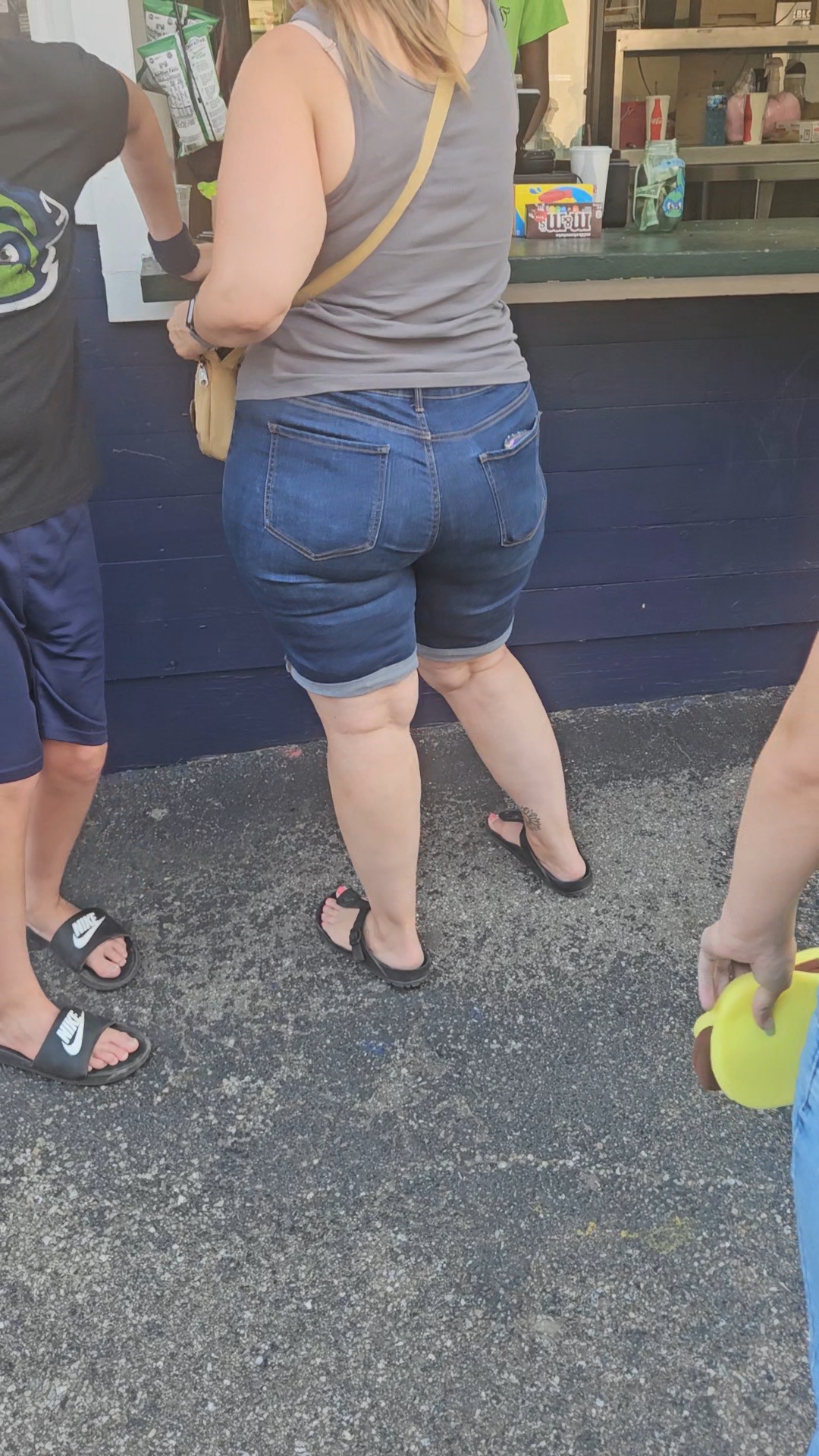 Pawgiest mom ive ever seen wide hips big Ole booty - Tight Jeans - Forum