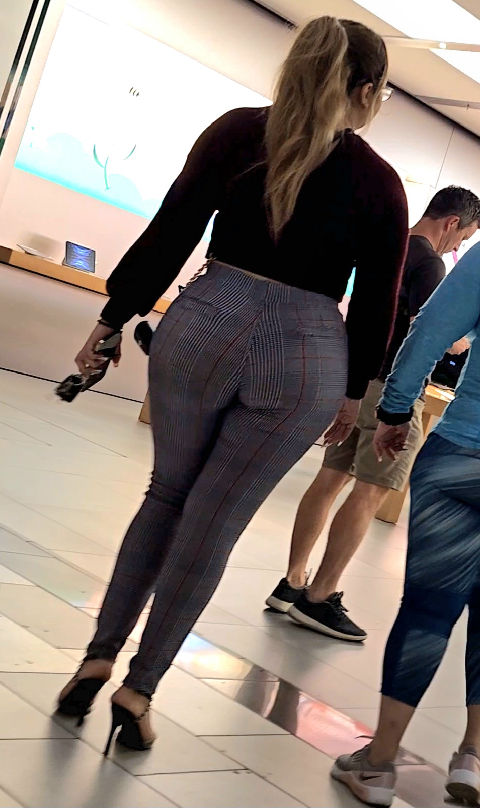 Nice pear shape latina at the apple store - ass - Forum