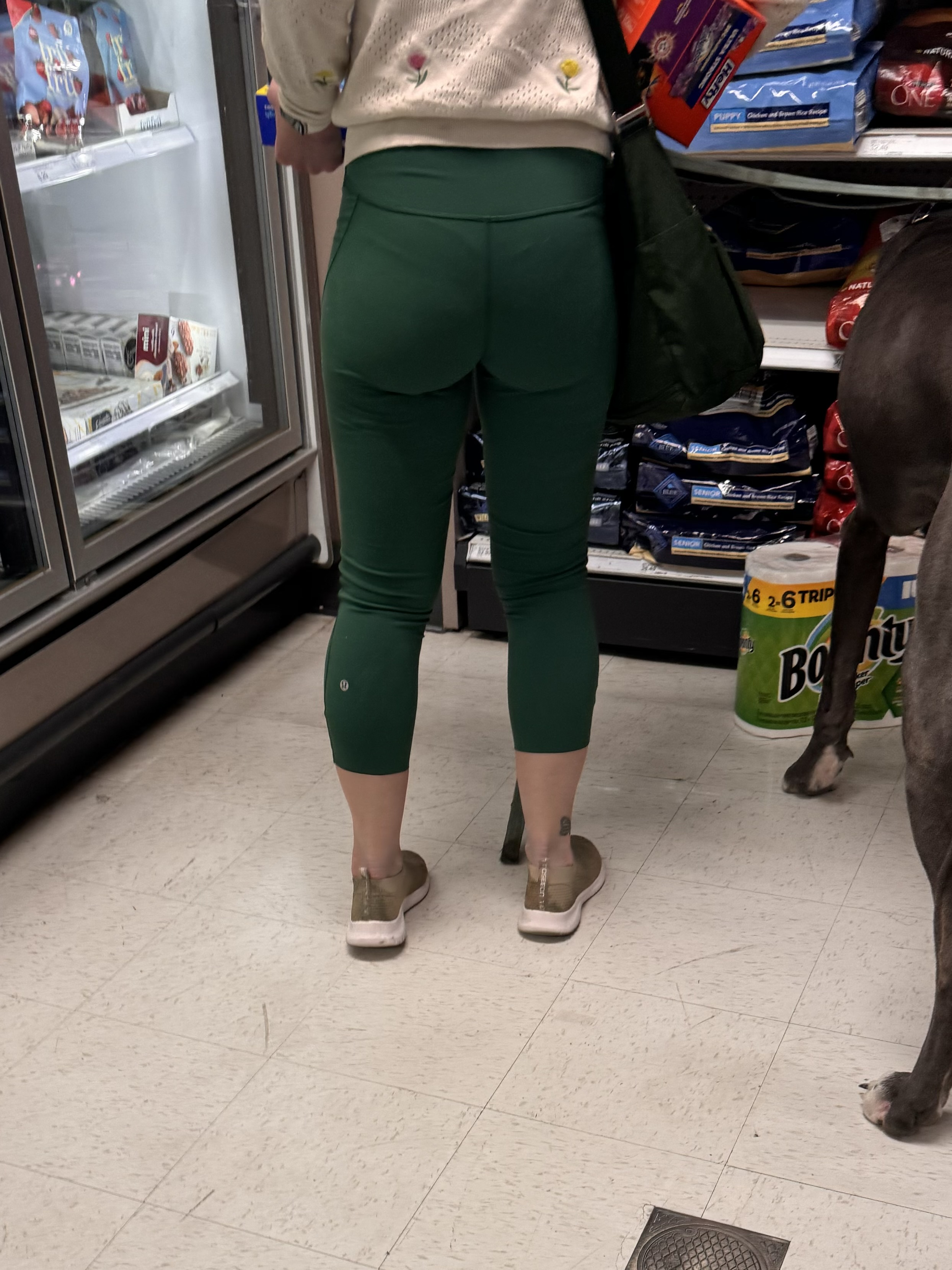 Thick booty MILF in green lululemon leggings [OC] - Spandex
