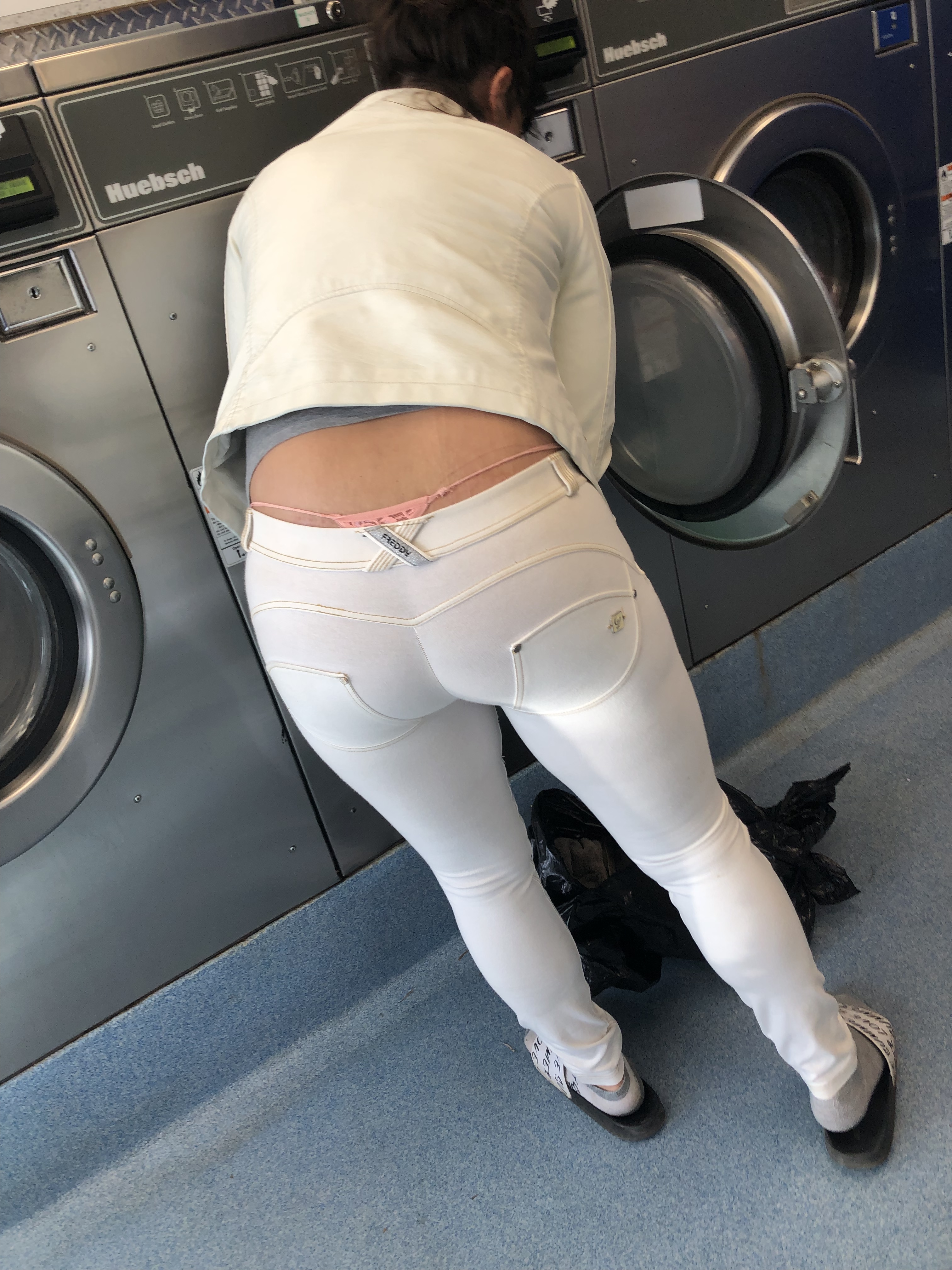 Whale tail at the laundromat - Tight Jeans - Forum