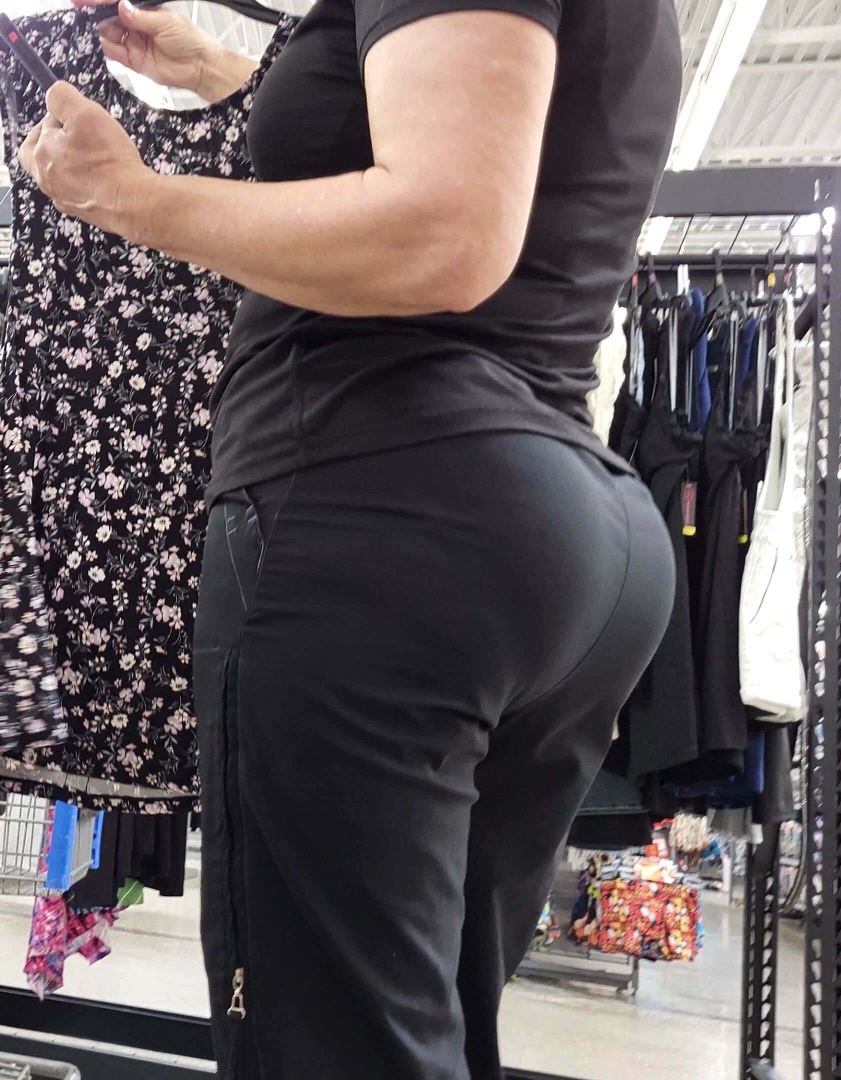 Latina GILF w/ Heart Shaped Ass Bending Over (Possible BBL, OC) - Spandex,  Leggings & Yoga Pants - Forum