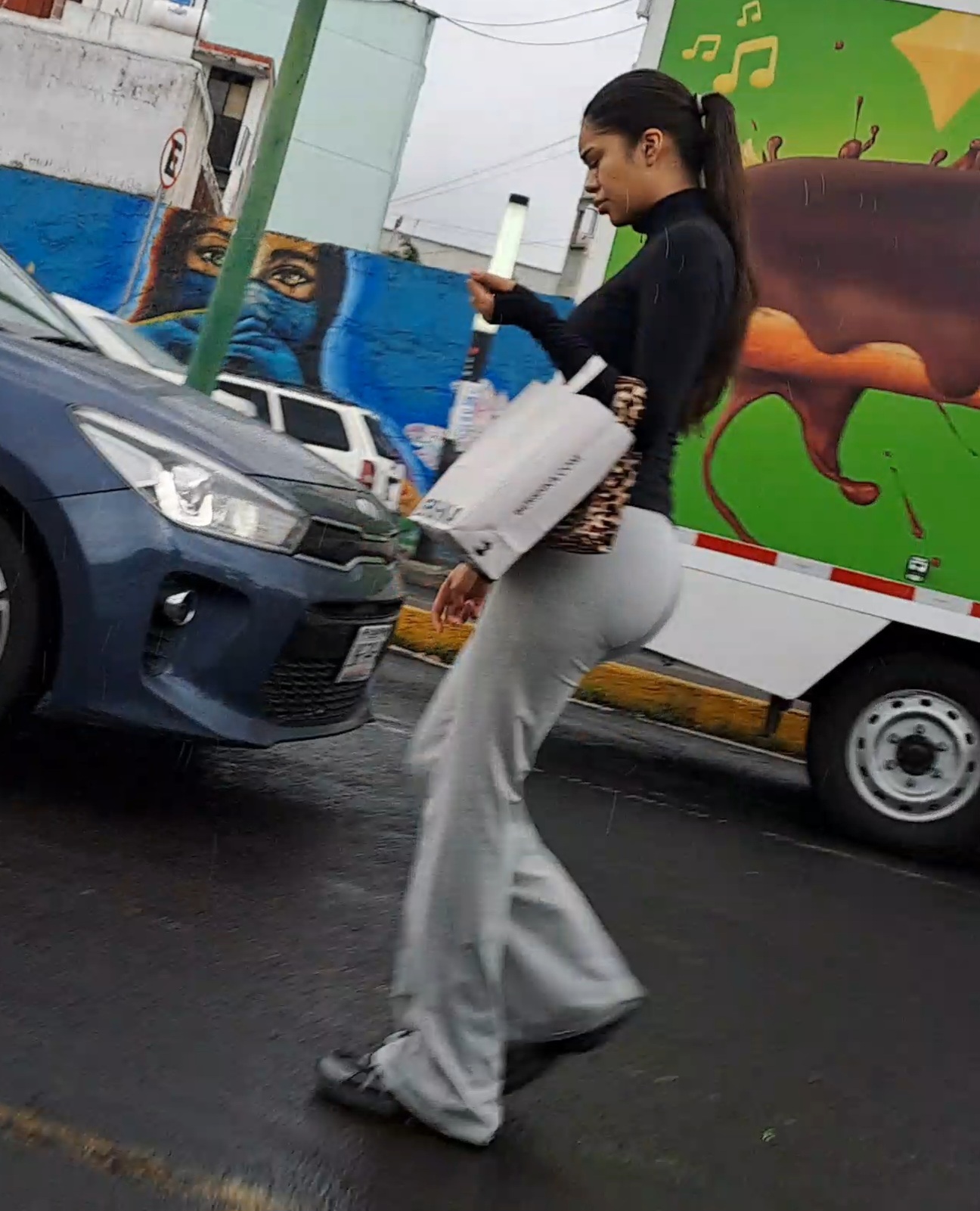 Latina ass in gray flared leggings 😩 (firts post) - Spandex, Leggings & Yoga Pants - Forum