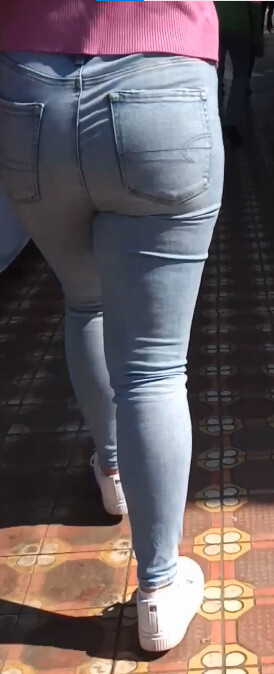 OC. Latina girl walking in tight jeans 💖 - Tight Jeans - Forum