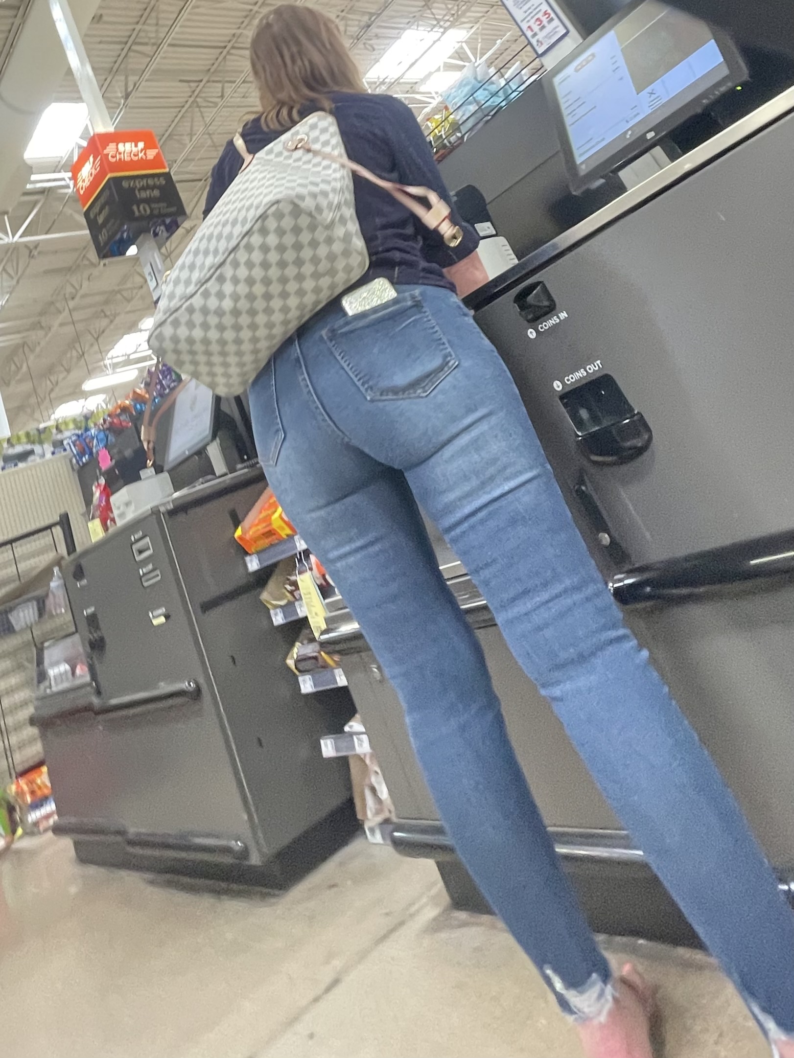 Brunette Milf w/ an absolute dumptruck😳 - Tight Jeans - Forum