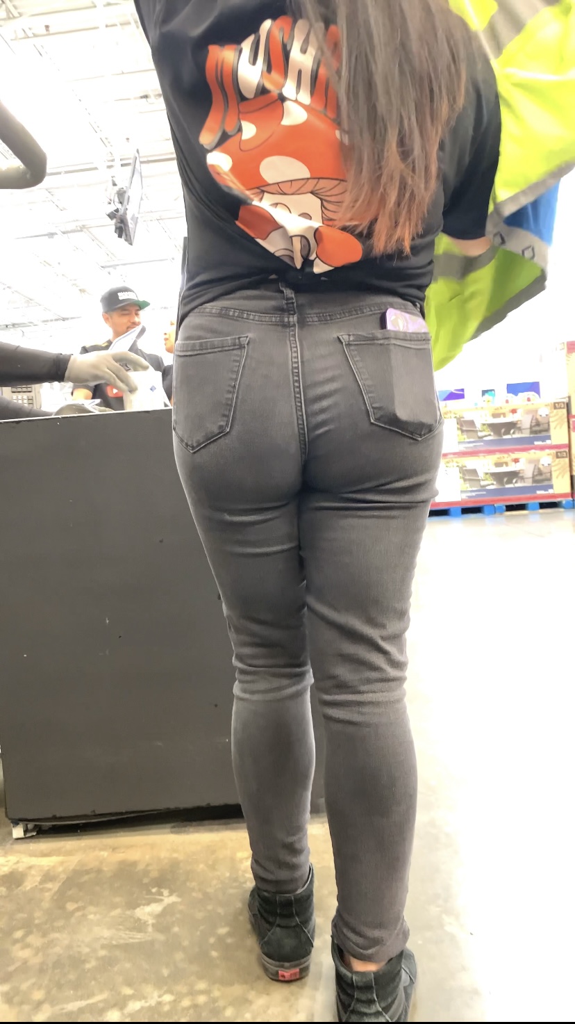 Latina Emo Geek with a nice BUTT - Tight Jeans - Forum